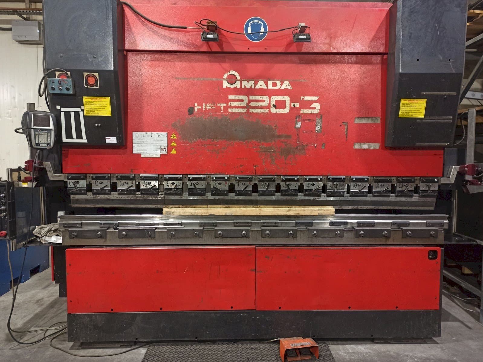 A AMADA HFT 220-3  gép elölnézete