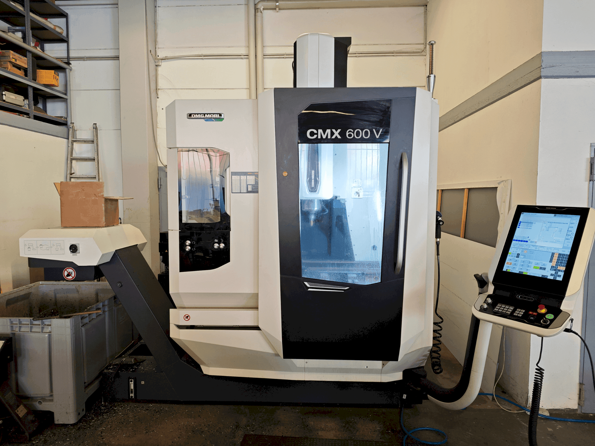 A DMG MORI CMX 600 V  gép elölnézete