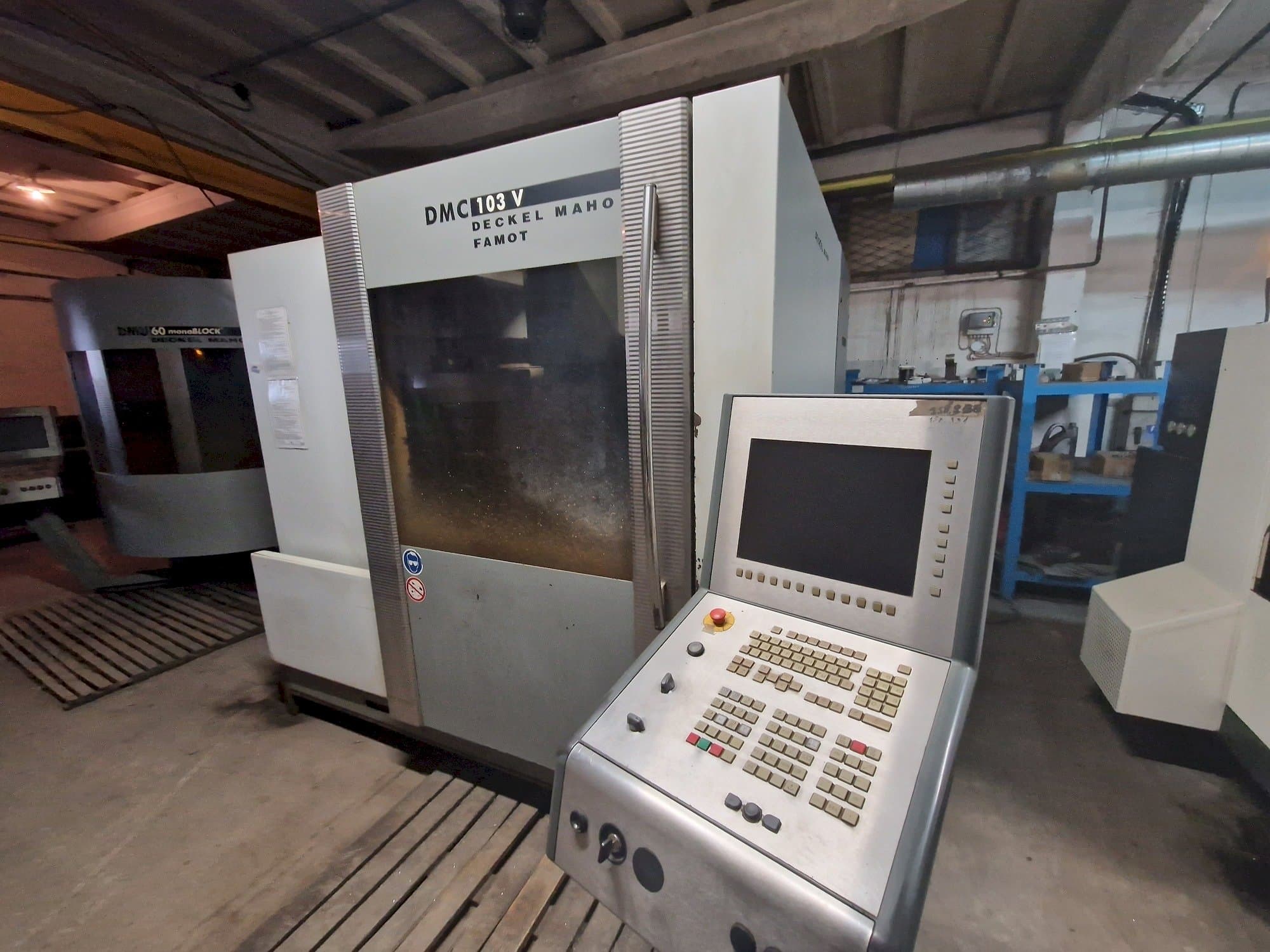 A DMG DMC 103V  gép elölnézete