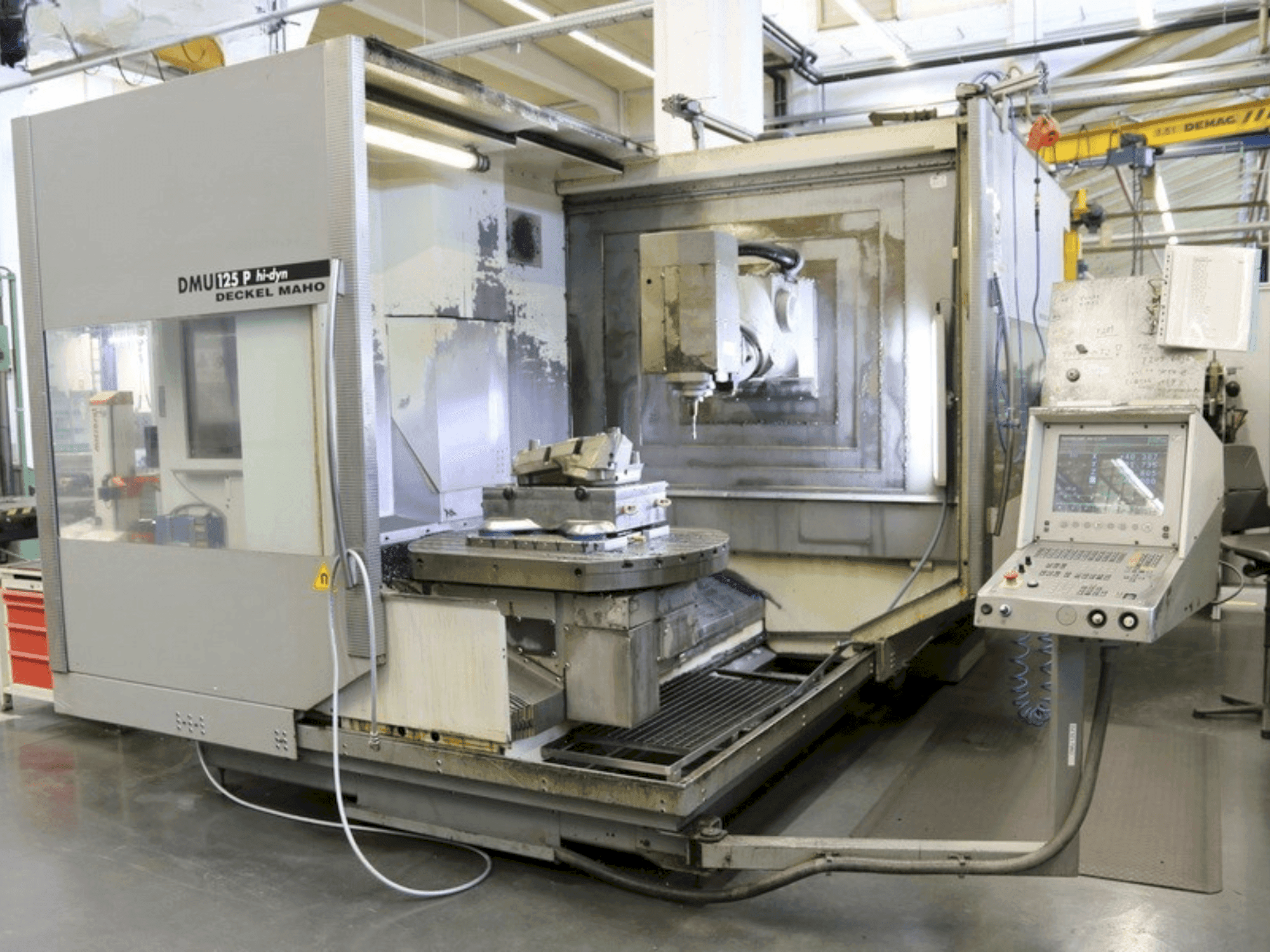 A DECKEL MAHO DMU 125 P hi-dyn  gép elölnézete