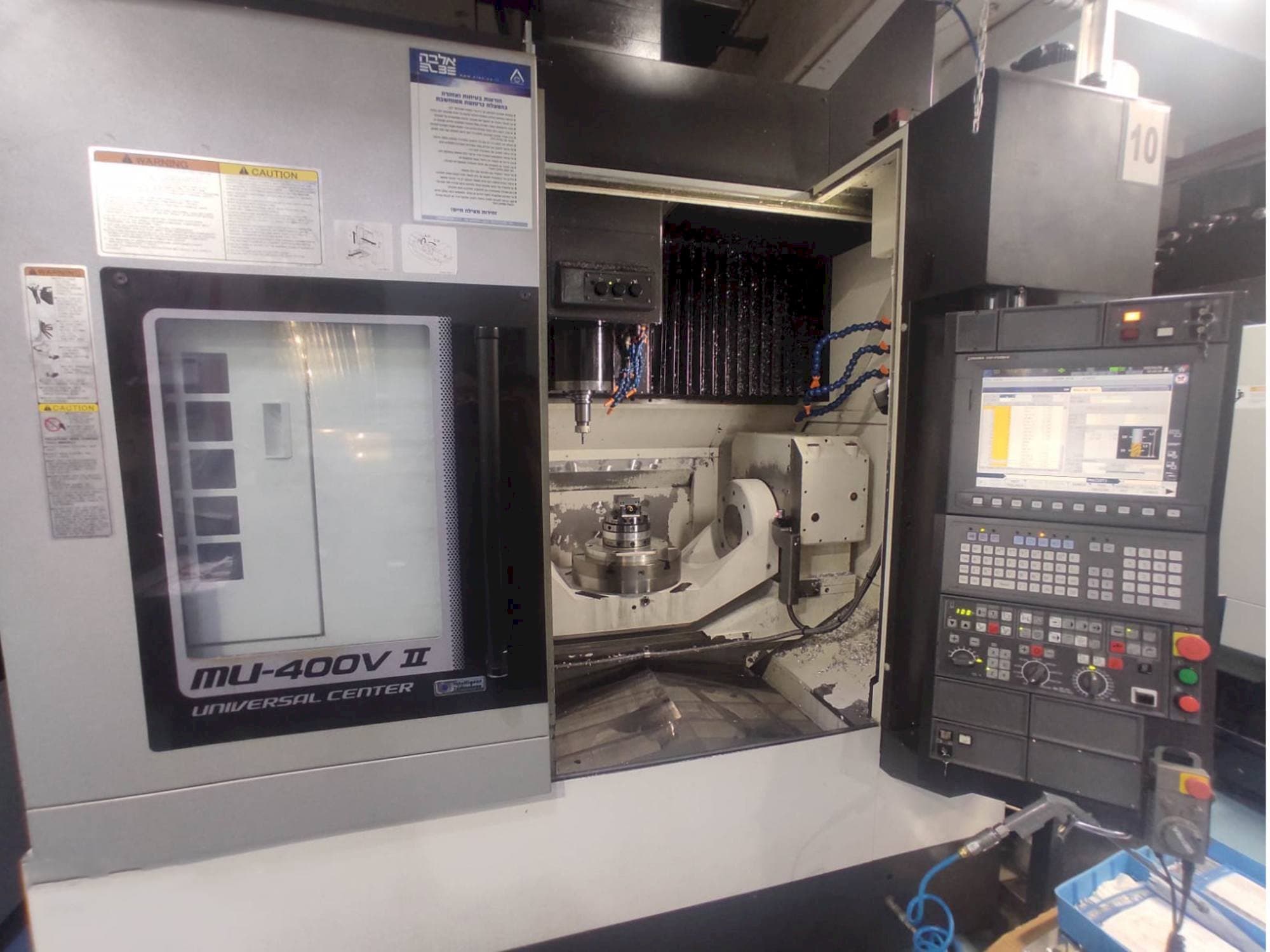 A Okuma MU-400V-II  gép elölnézete