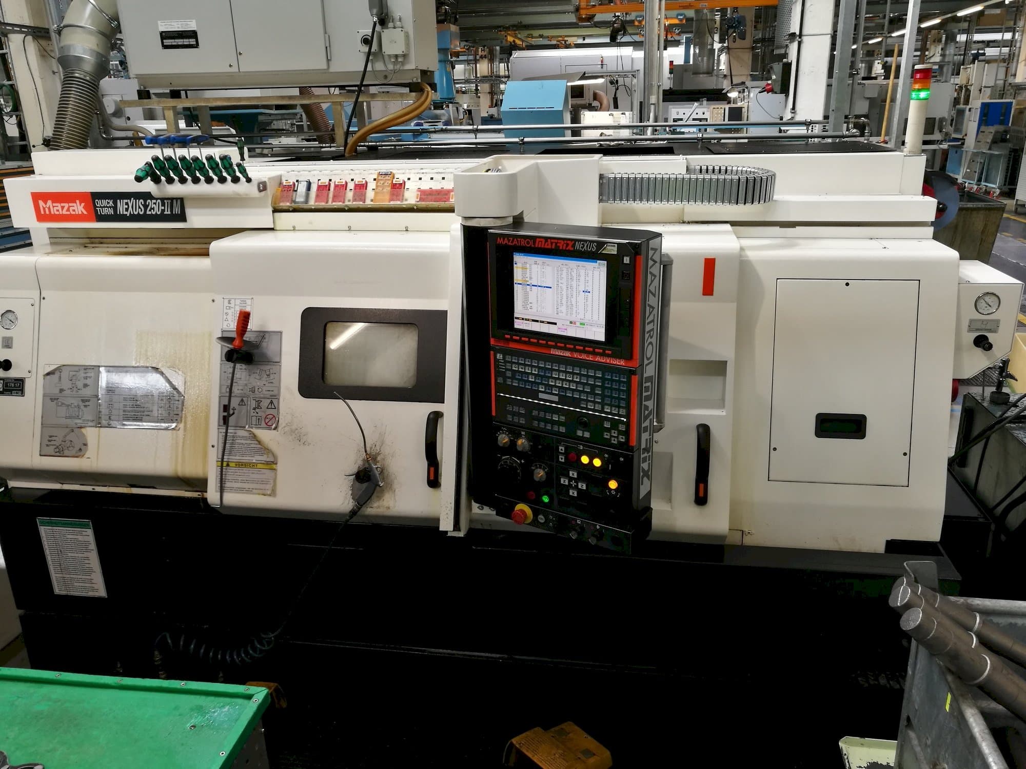 A Mazak Quickturn Nexus 250-II M  gép elölnézete