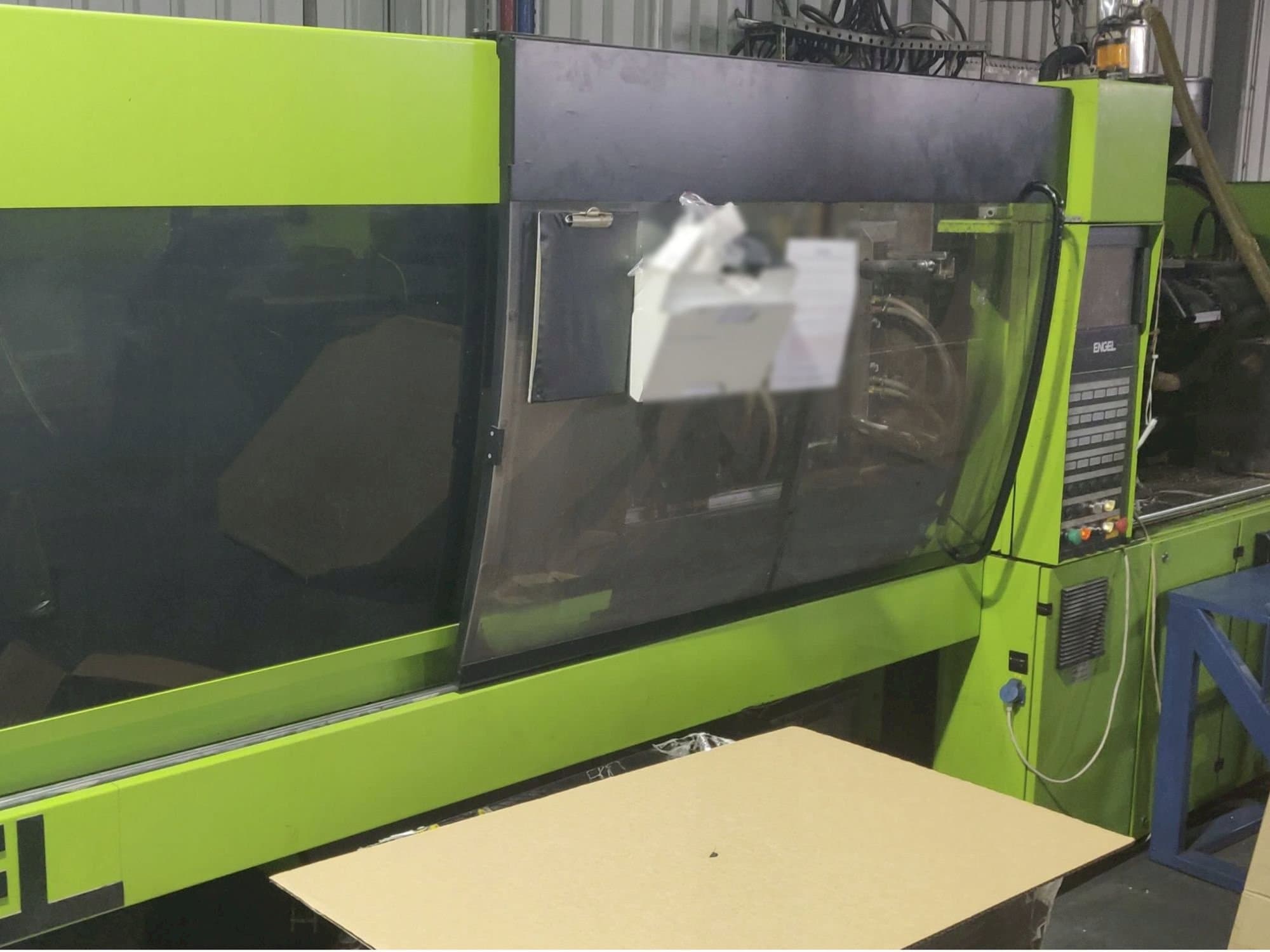 A ENGEL Victory 1050/220 Tech  gép elölnézete