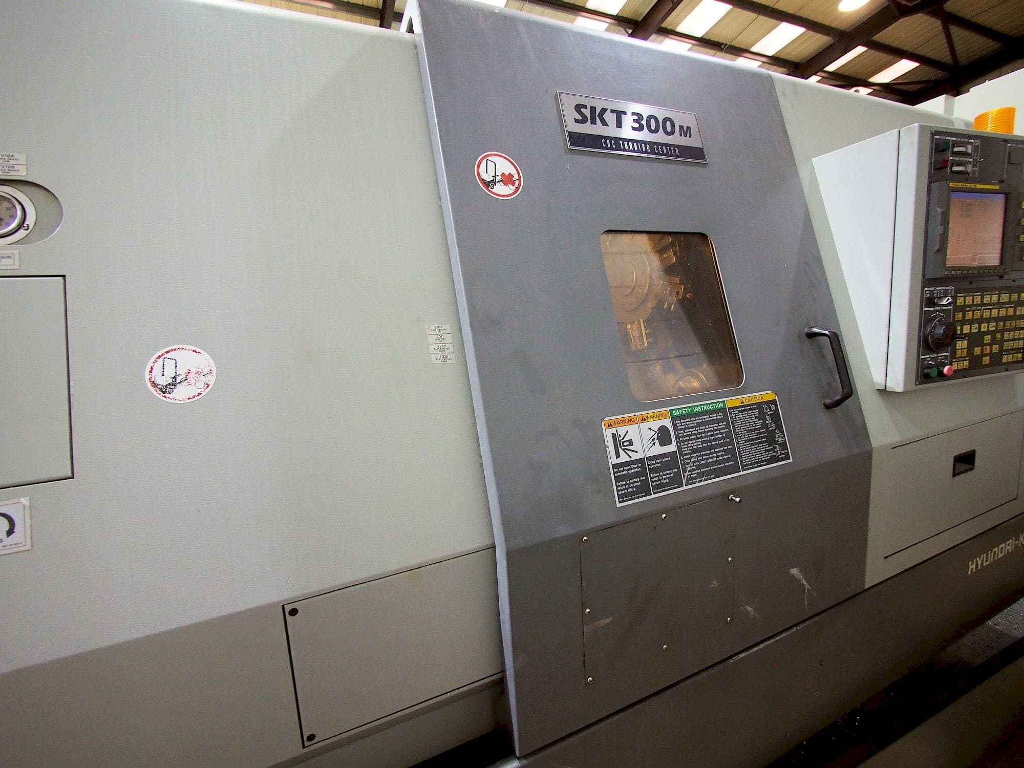 A Hyundai Kia SKT 300M  gép elölnézete