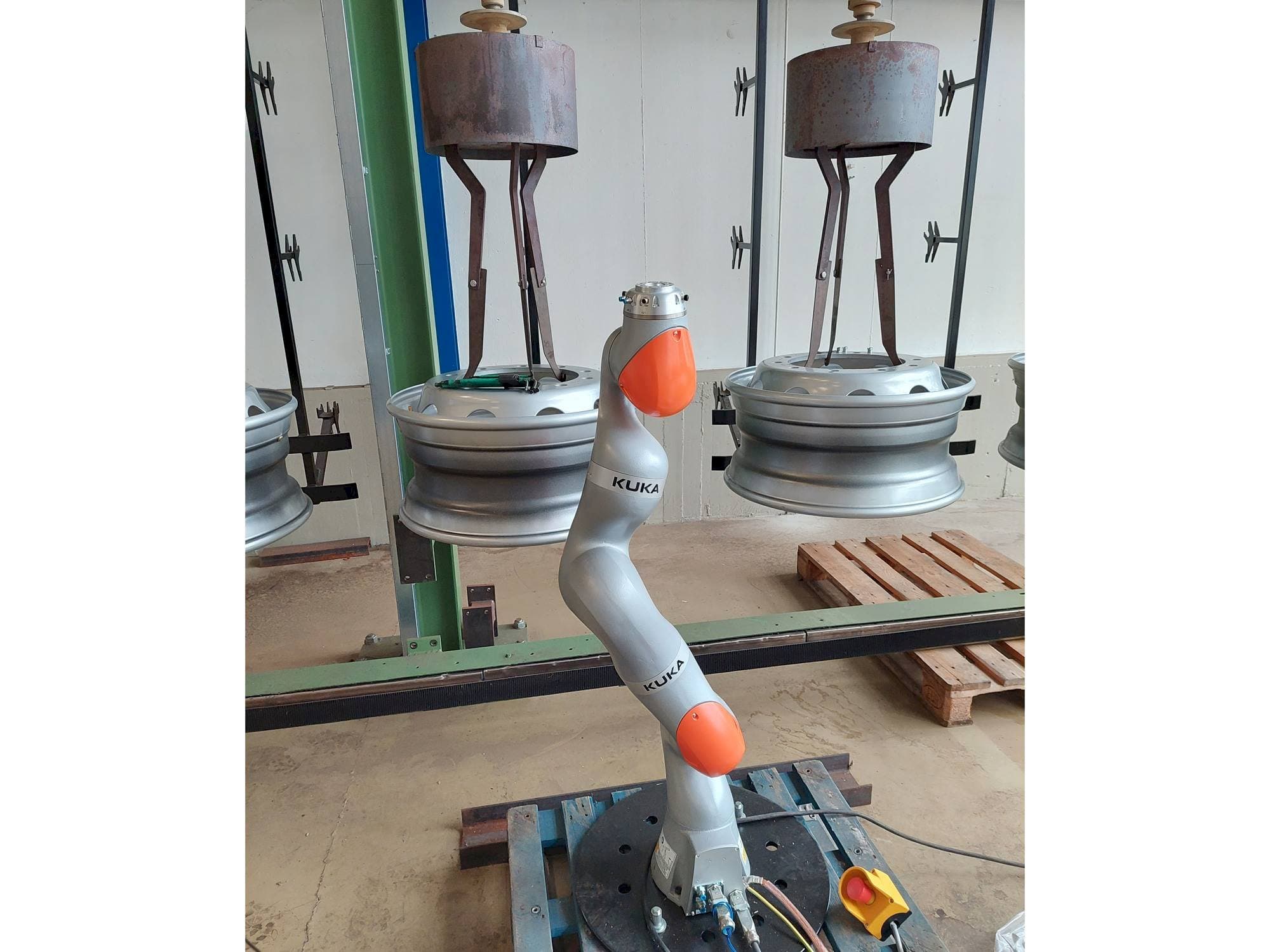 A KUKA LBR iiwa 7  gép elölnézete