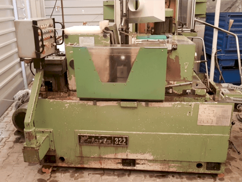 A Estarta 322  gép elölnézete