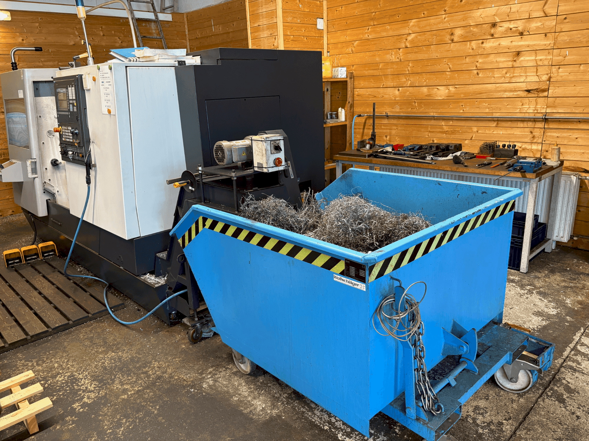 A HWACHEON Cutex 240  gép elölnézete