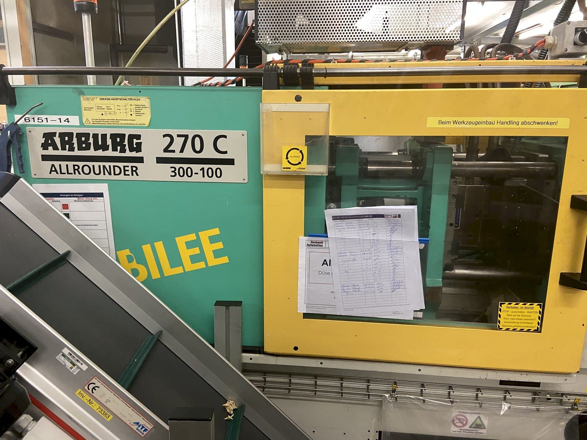A Arburg 270 C 300-100 gép elölnézete