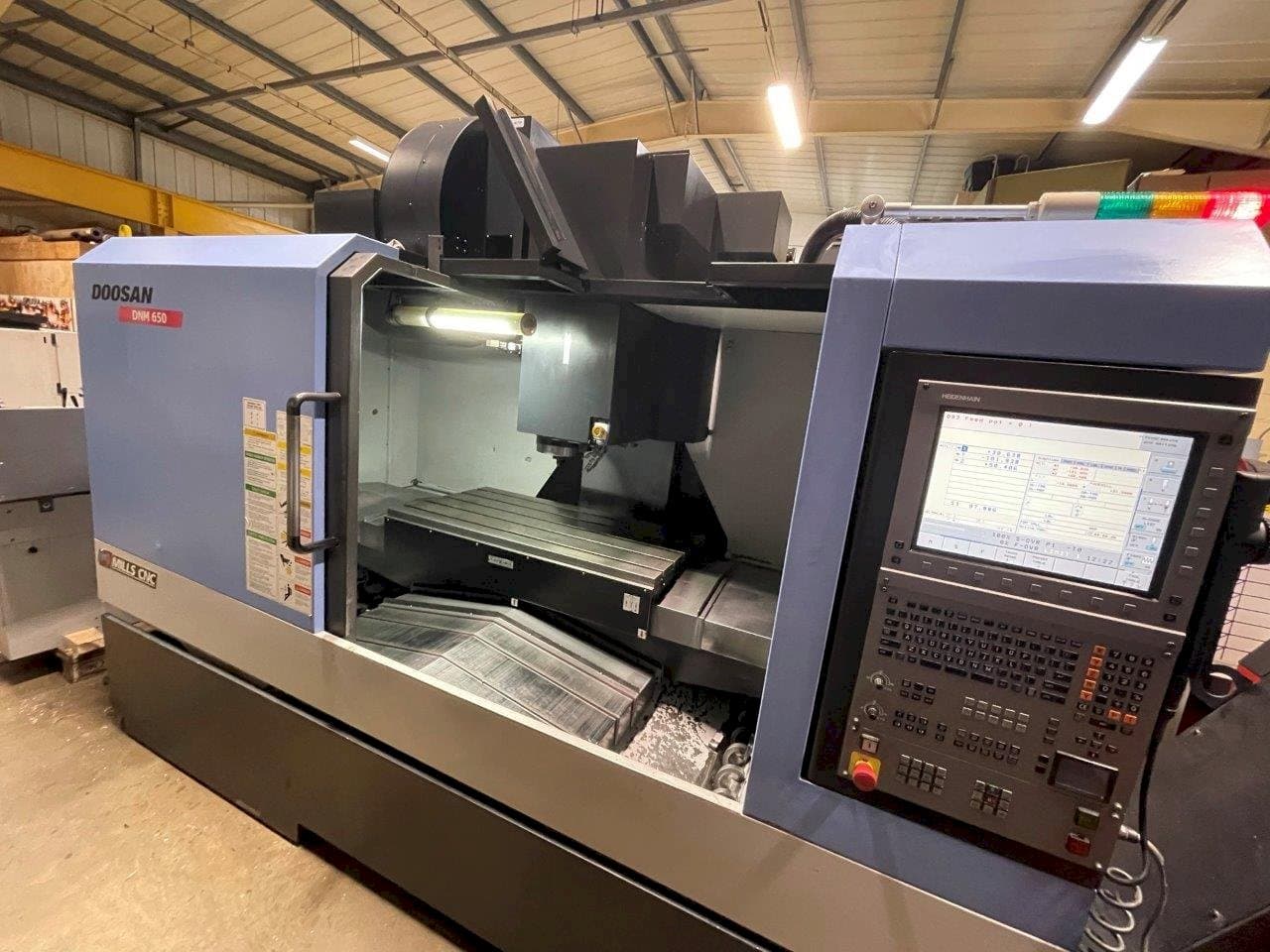 A Doosan DNM650 gép elölnézete