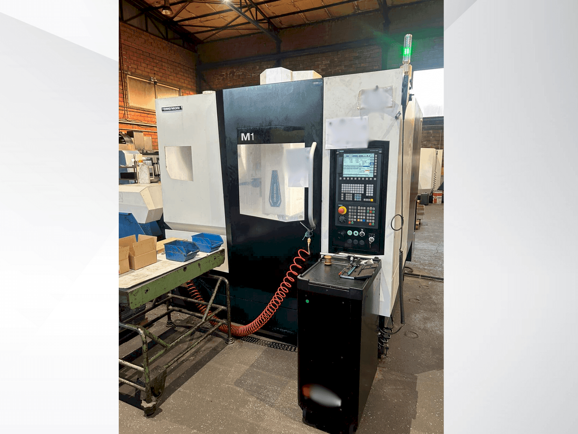 A DMG MORI M1 PRO  gép elölnézete