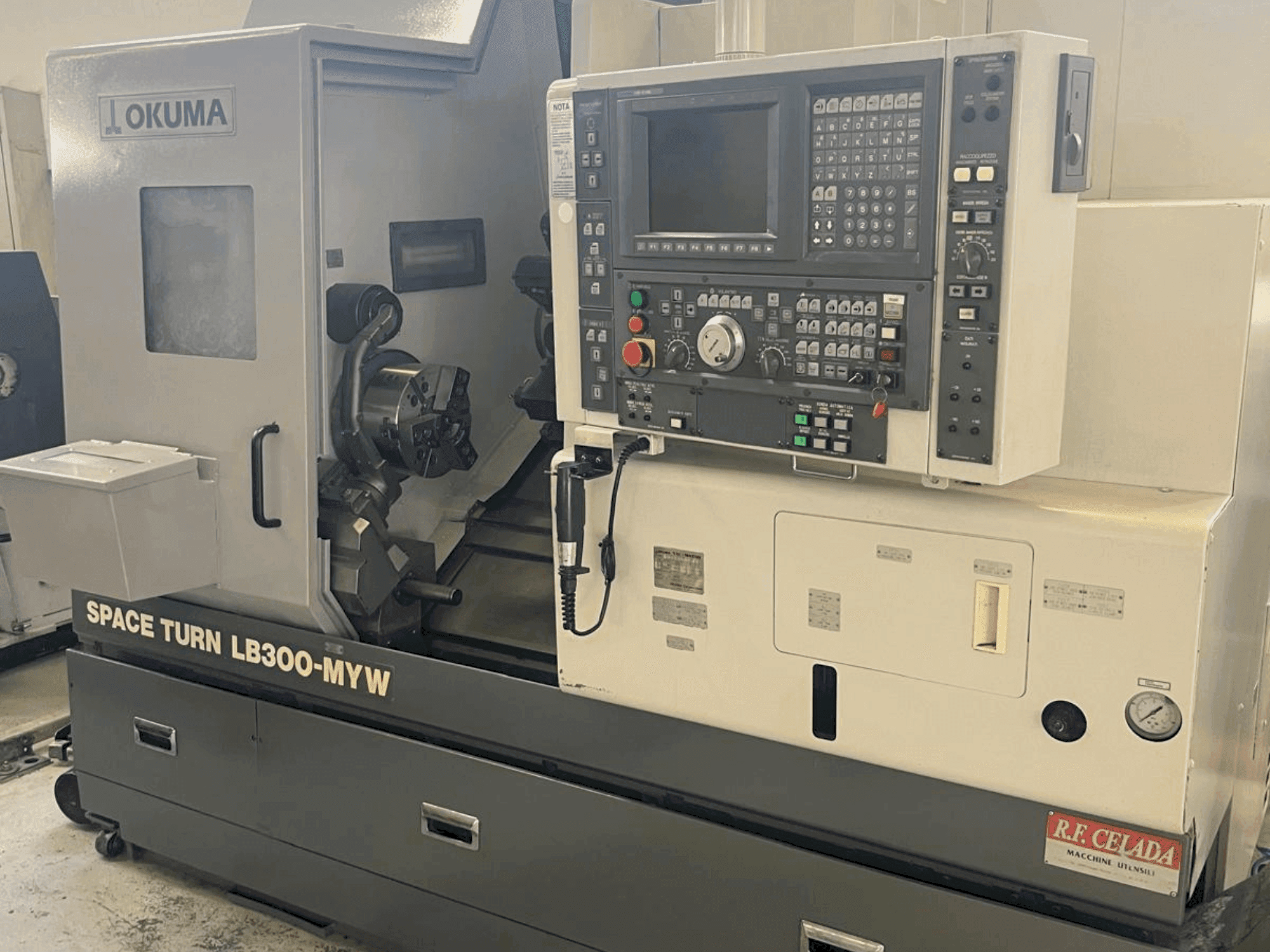 A Okuma SPACE TURN LB 300 MYW  gép elölnézete