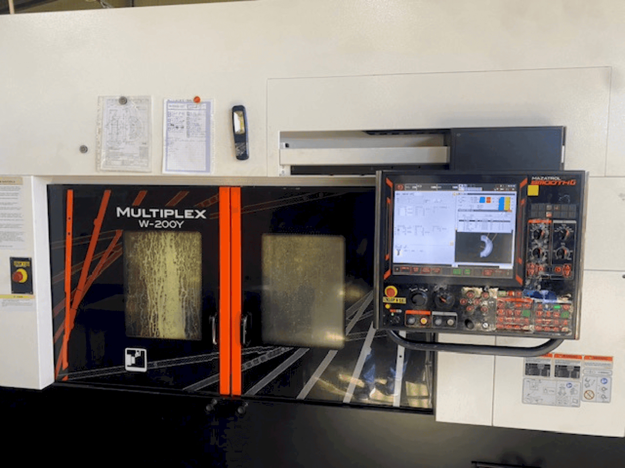 A Mazak multiplex 200 y  gép elölnézete