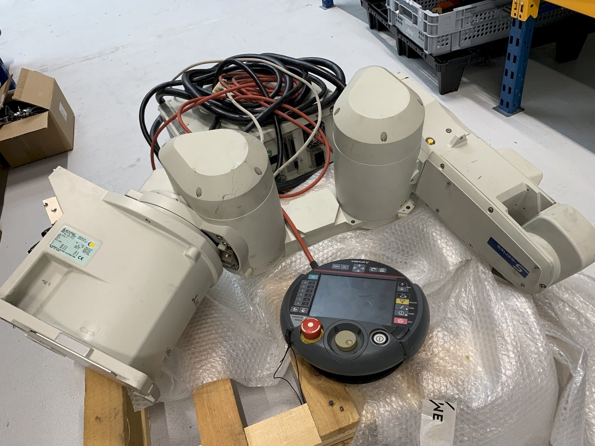 A Mitsubishi Melfa RV 6S  gép elölnézete