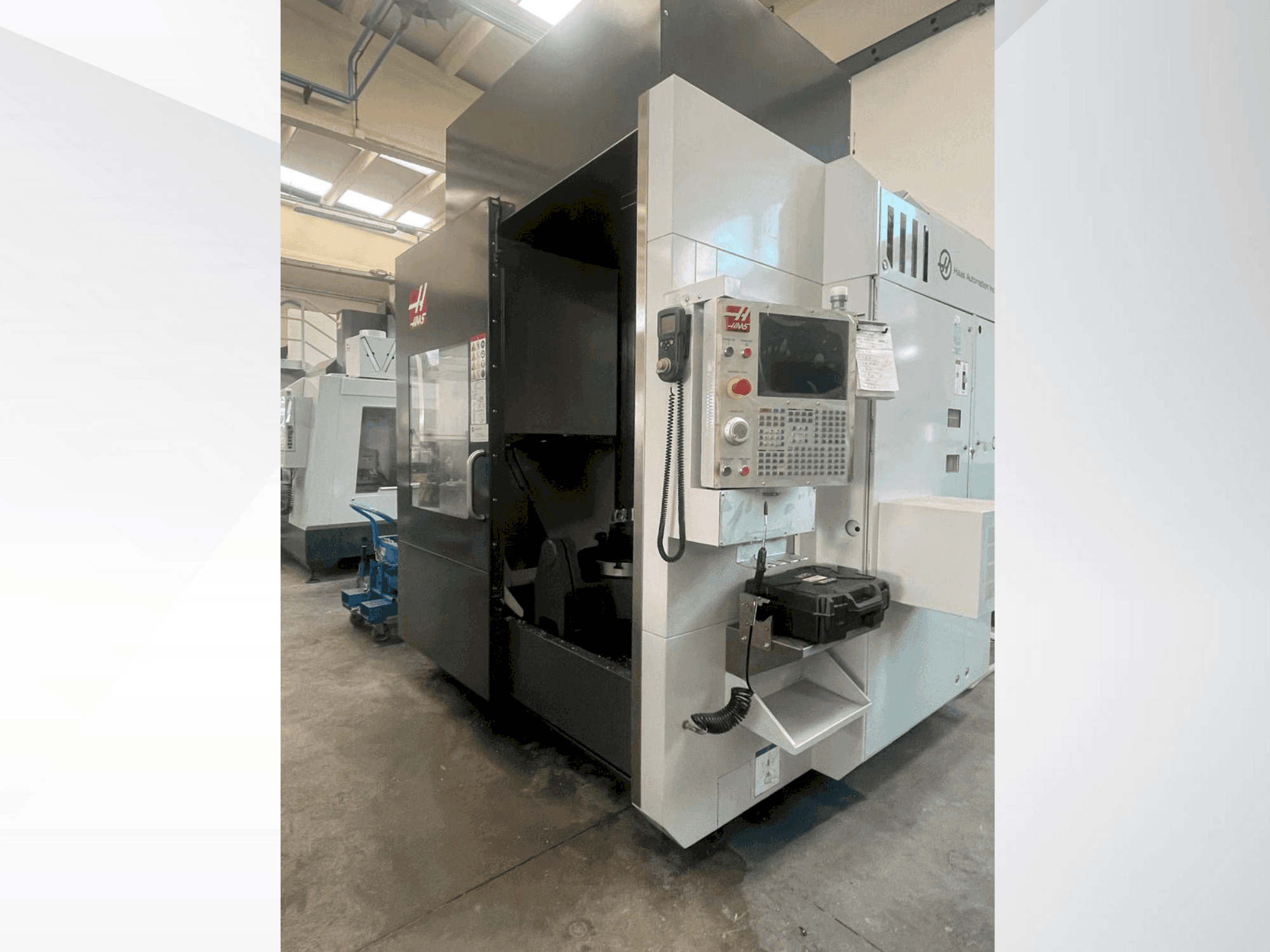 A HAAS UMC750SS  gép elölnézete