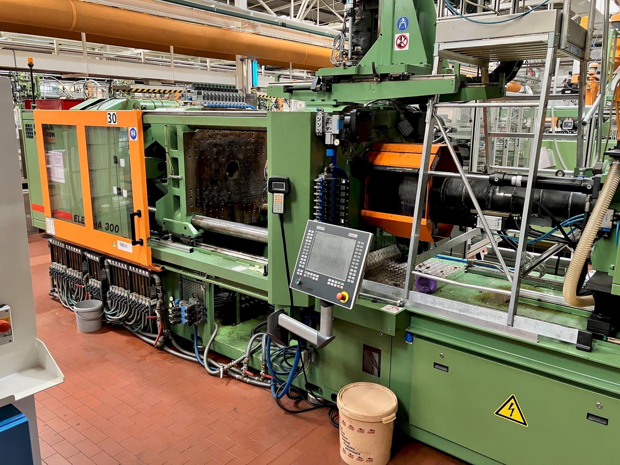 A FERROMATIK MILACRON Europe Elektra 300  gép elölnézete