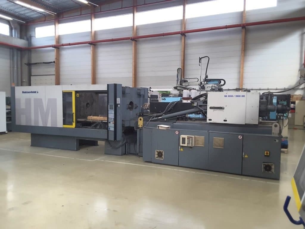 A Battenfeld BA 5000 - 2800 HM gép elölnézete