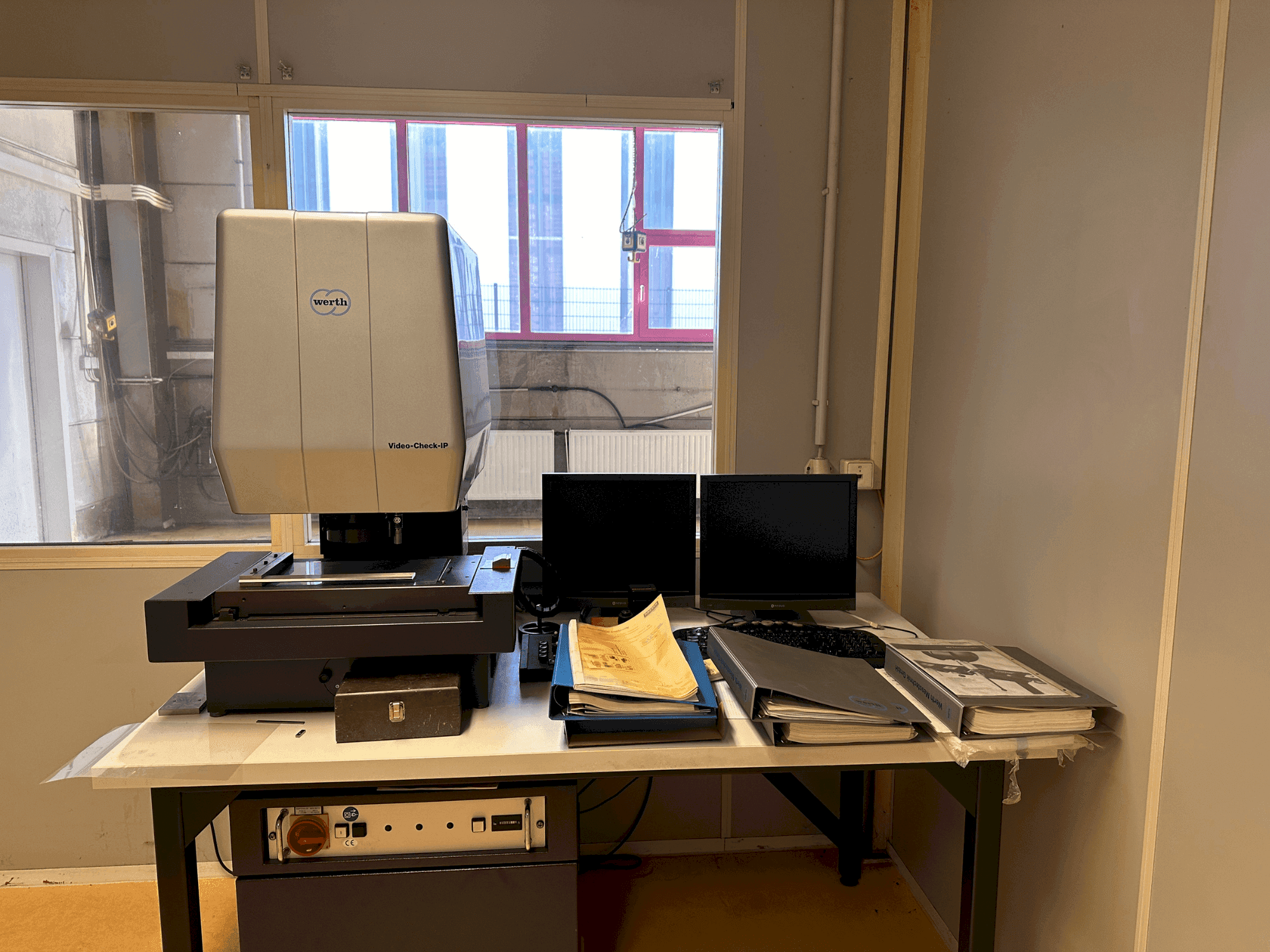 A Werth Video-Check IP 250x125 3D CNC  gép elölnézete