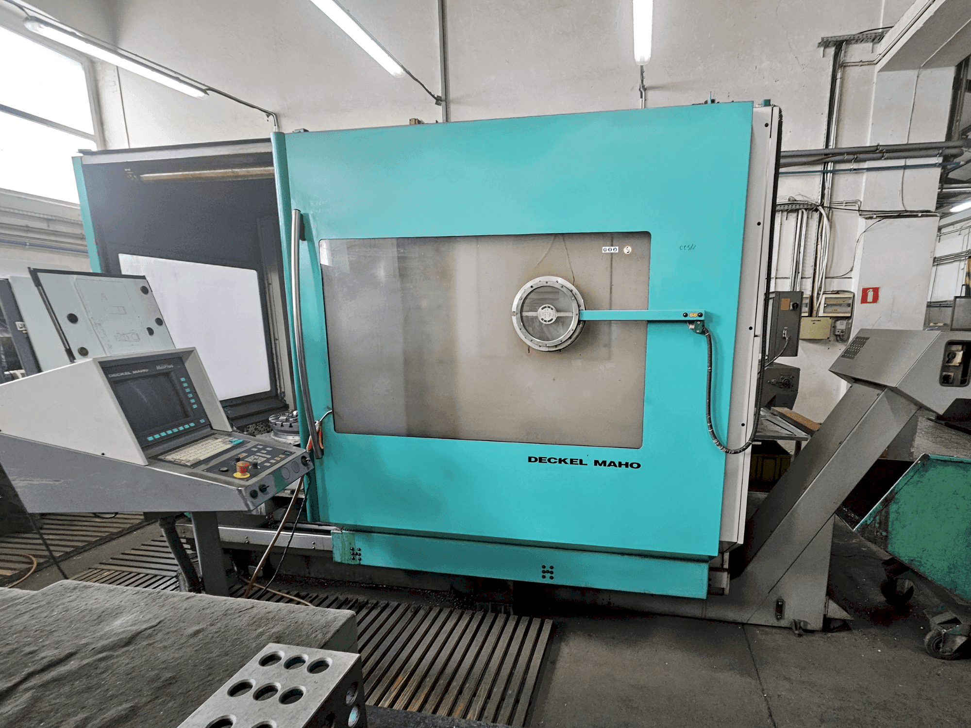 A DECKEL MAHO DMU 60P  gép elölnézete