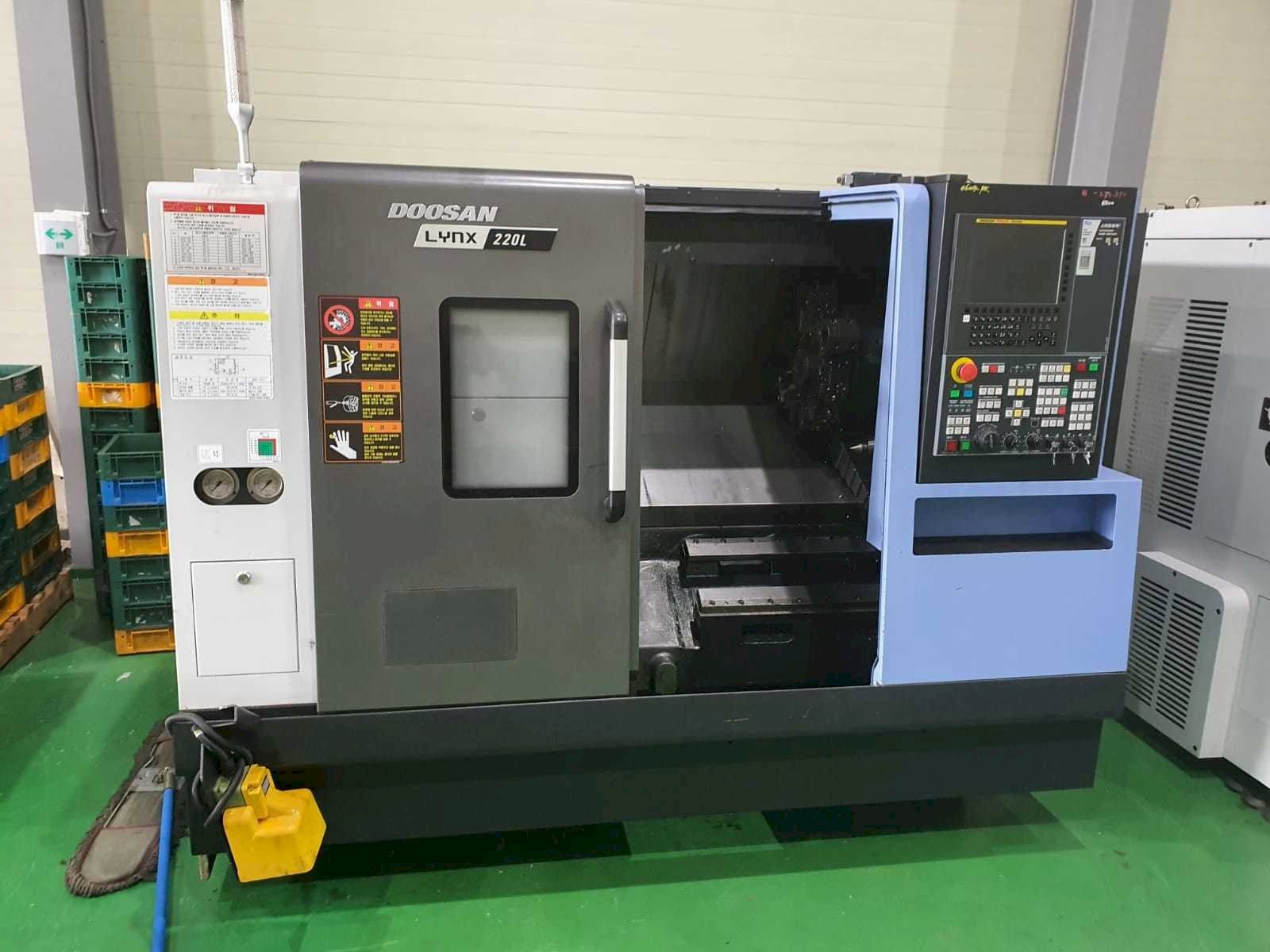 A Doosan LYNX 220 LC gép elölnézete