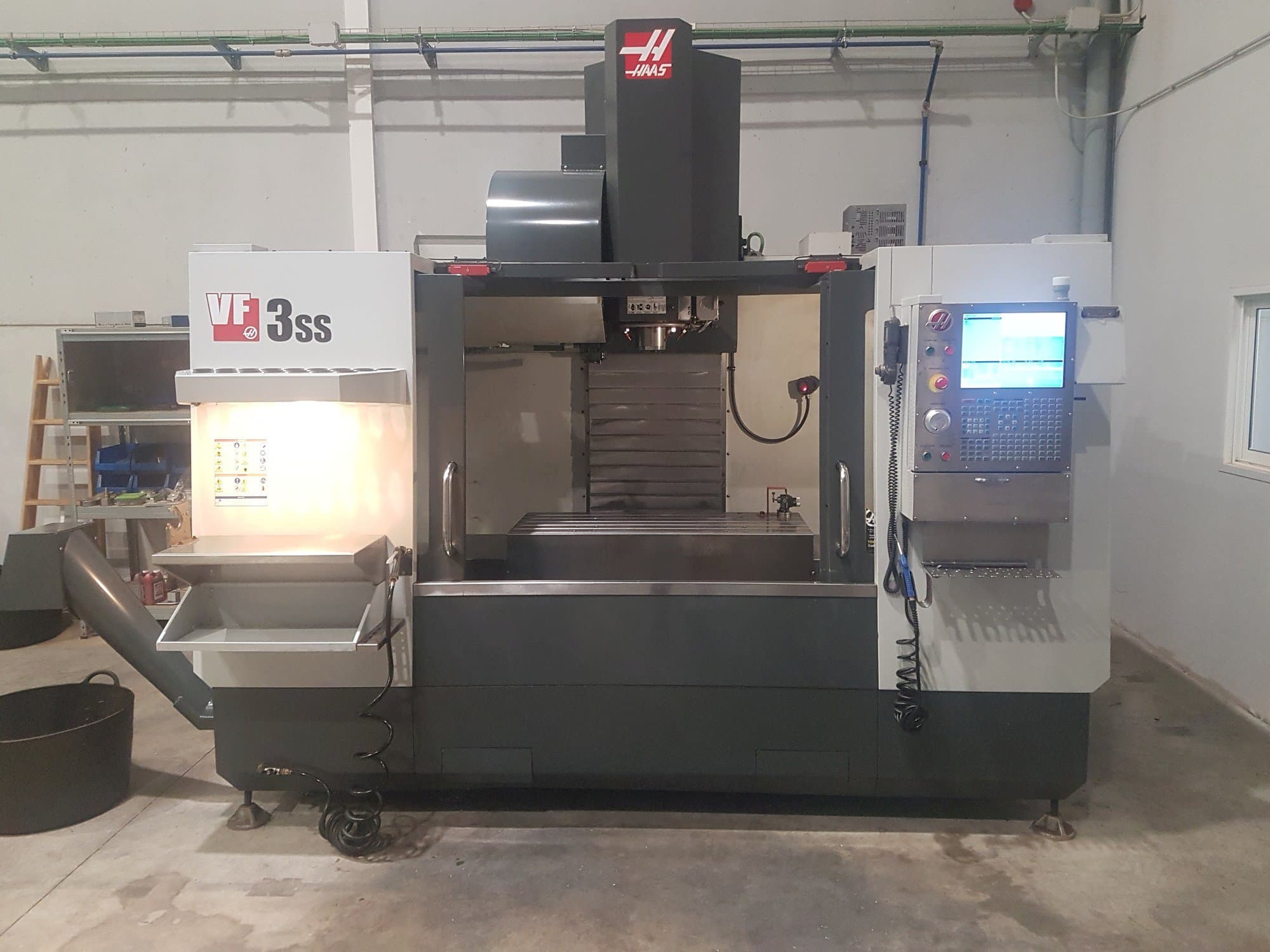 A HAAS VF- 3SS  gép elölnézete