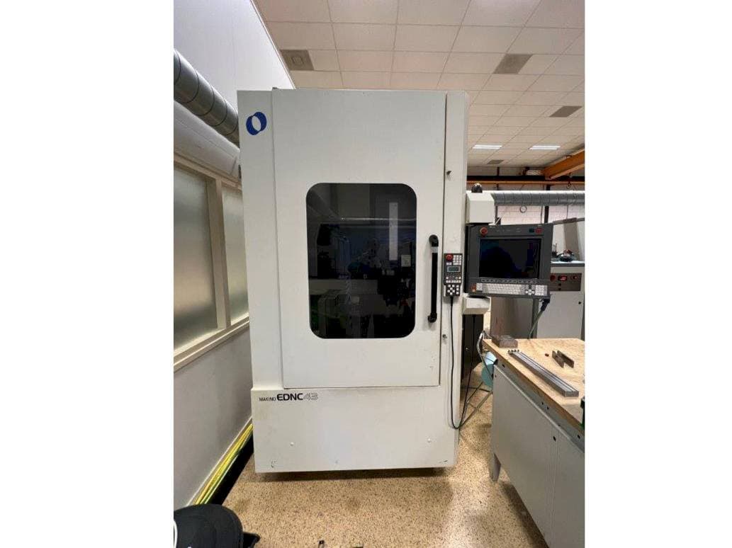 A Makino EDNC 43  gép elölnézete