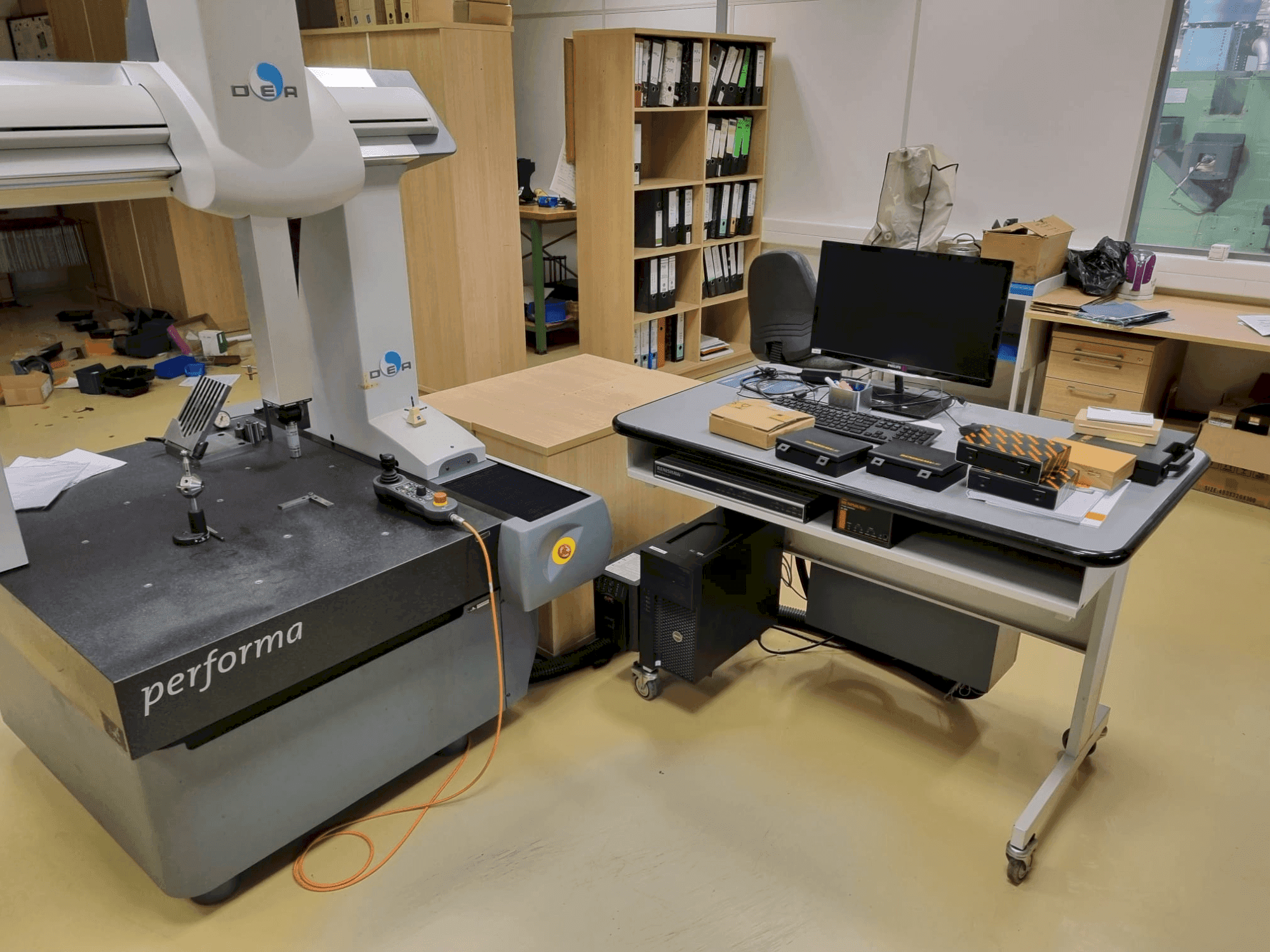 A DEA Global 070705 performa  gép elölnézete