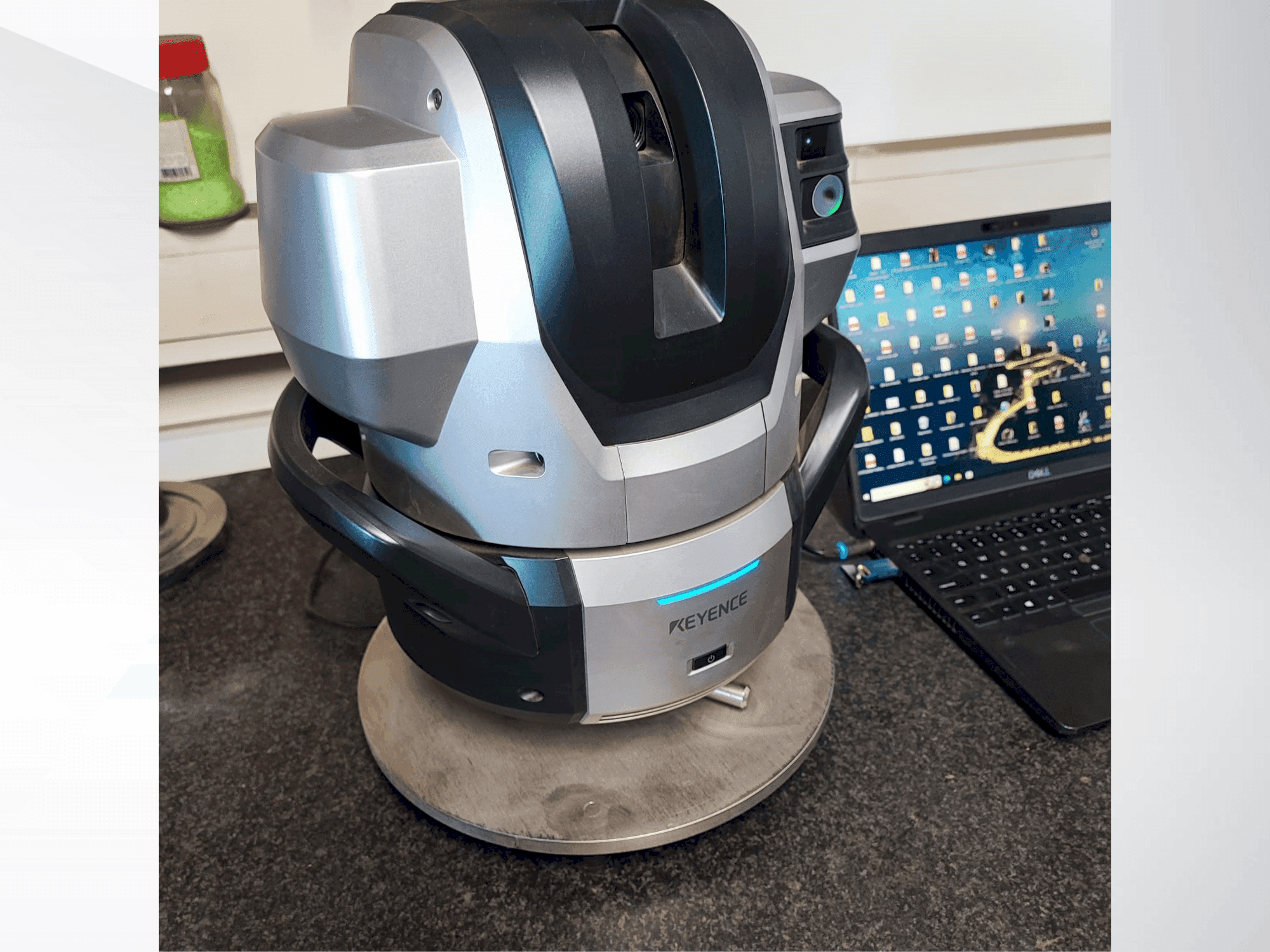 A KEYENCE WM 3000  gép elölnézete