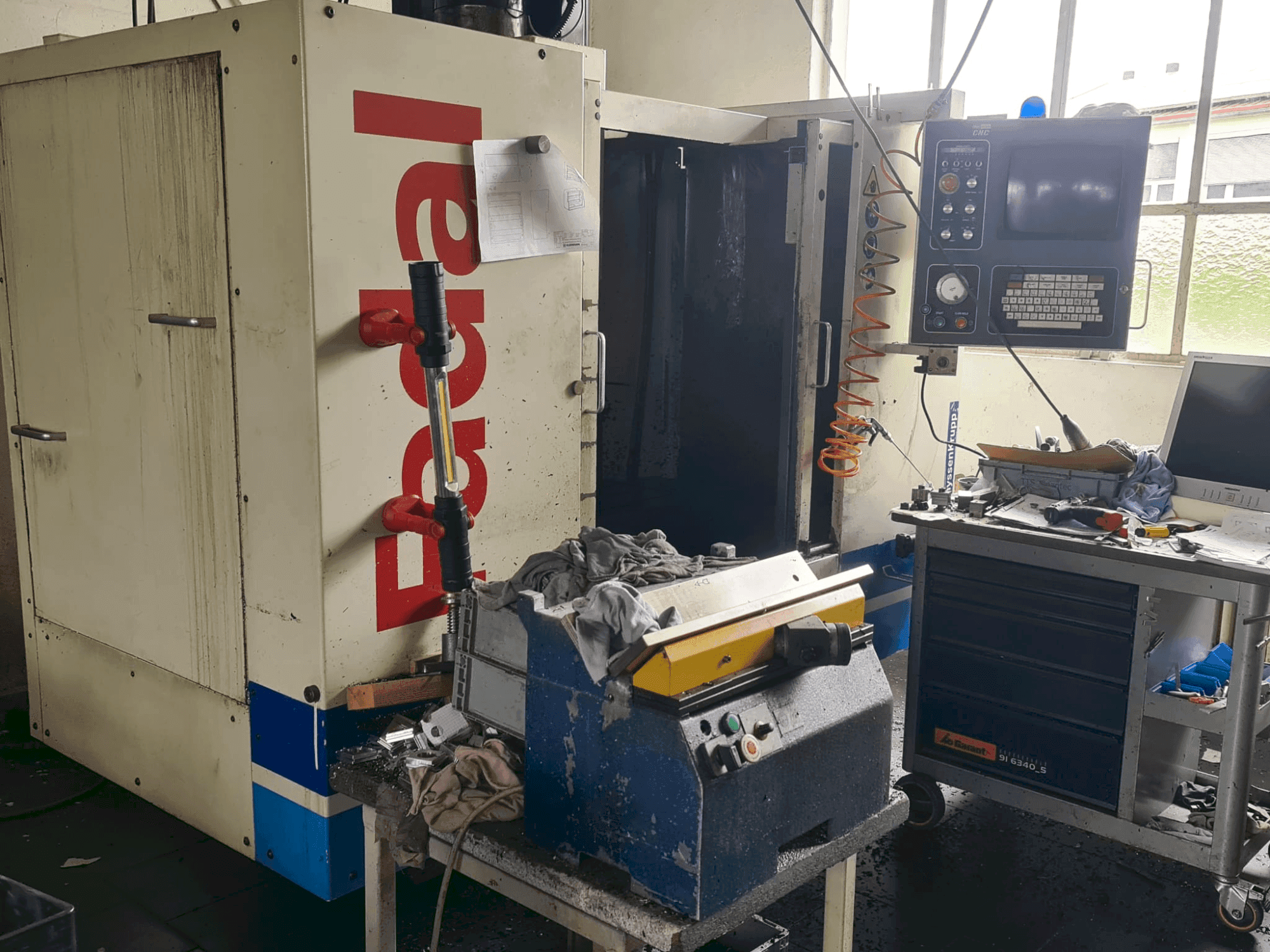 A FADAL 910  gép elölnézete