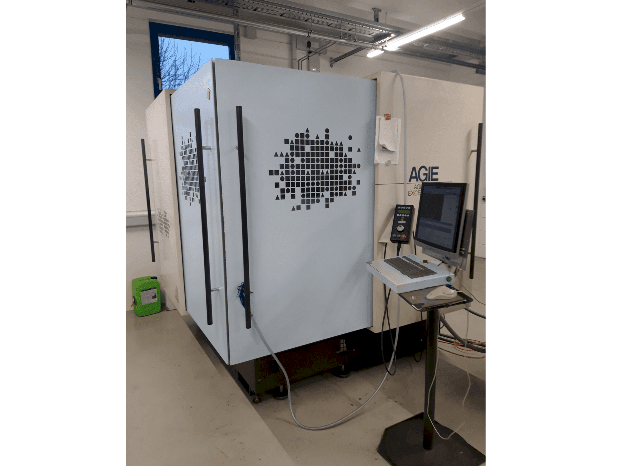 A AGIE Agiecut Excellence 2F  gép elölnézete