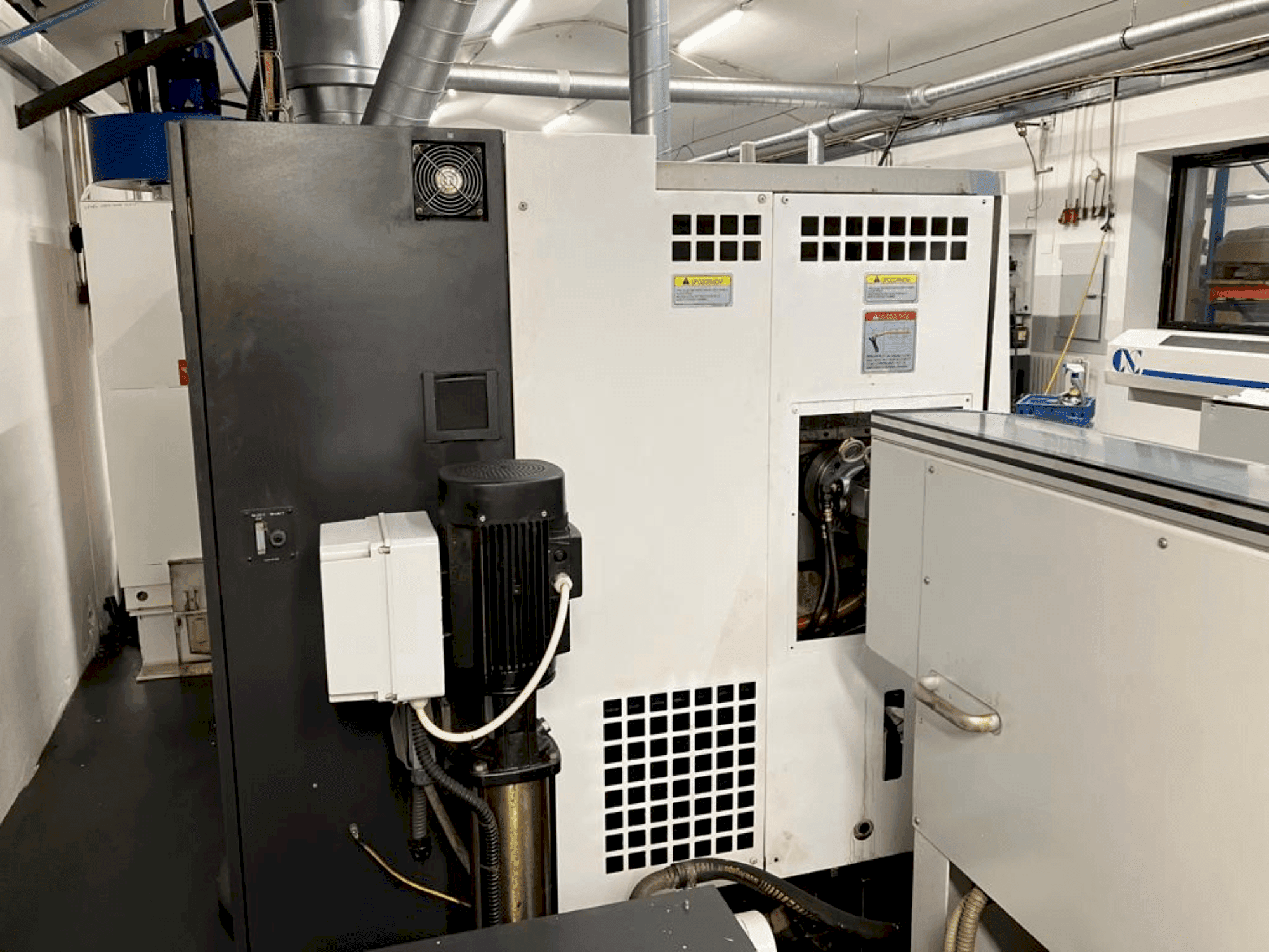 A Okuma LB2000EXII MC  gép elölnézete