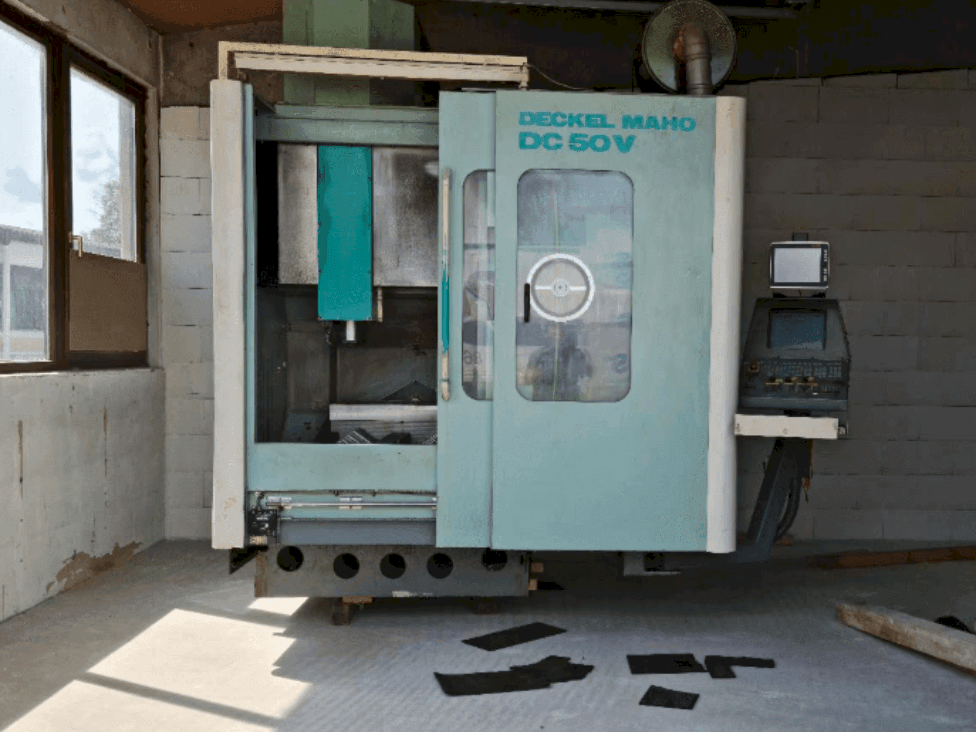 A DECKEL MAHO DC 50 V  gép elölnézete