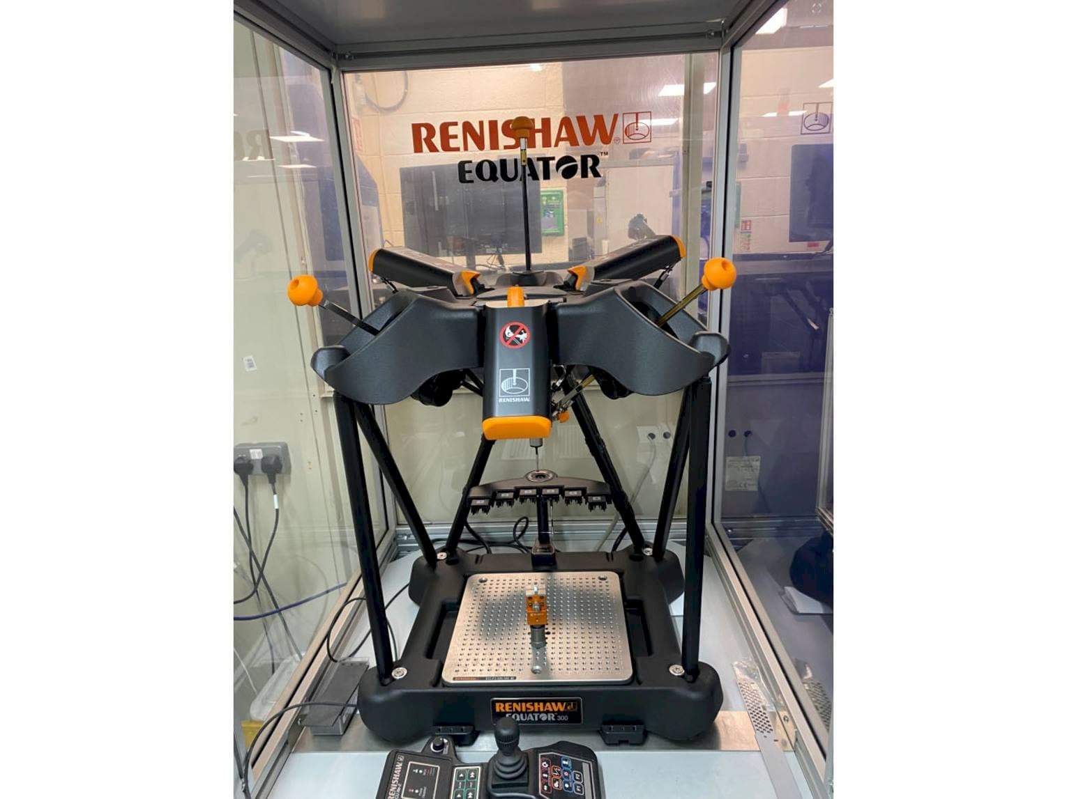 A RENISHAW Equator 300  gép elölnézete