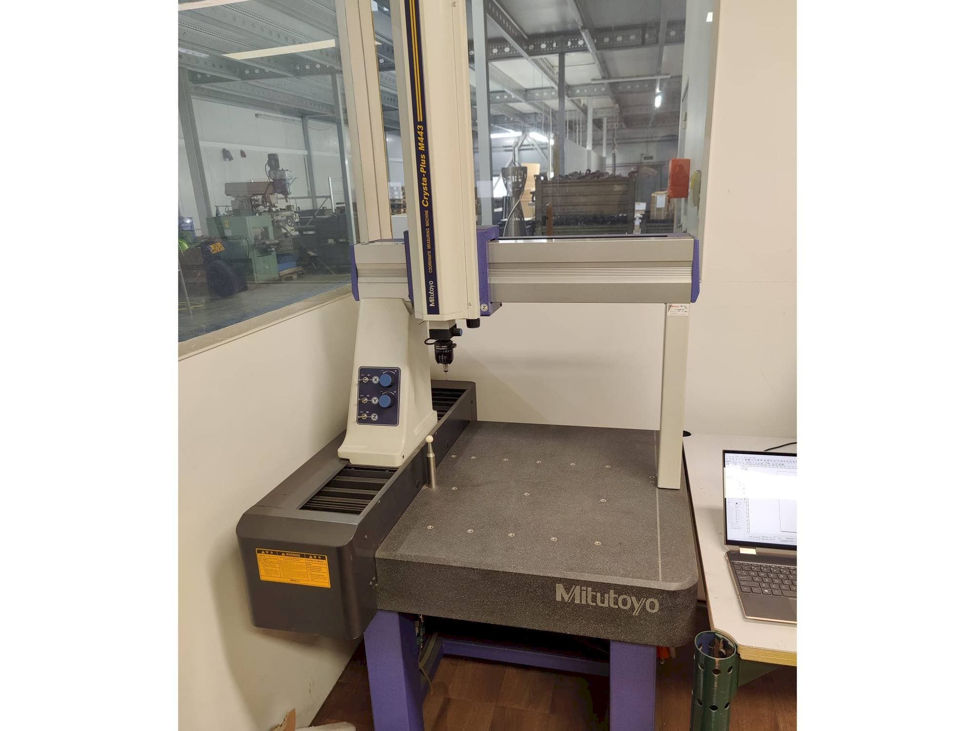 A Mitutoyo Crysta-Plus M443  gép elölnézete