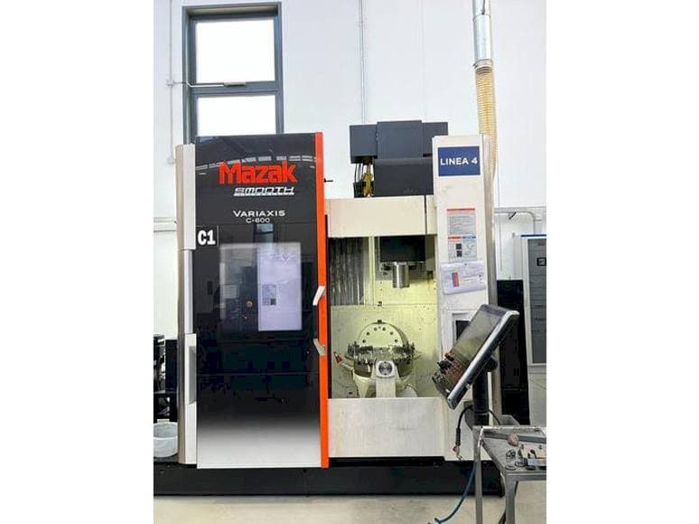 A Mazak VARIAXIS C 600  gép elölnézete