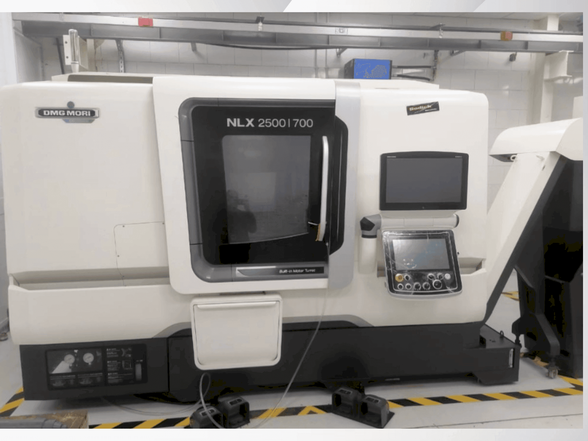 A DMG MORI NLX 2500/700  gép elölnézete