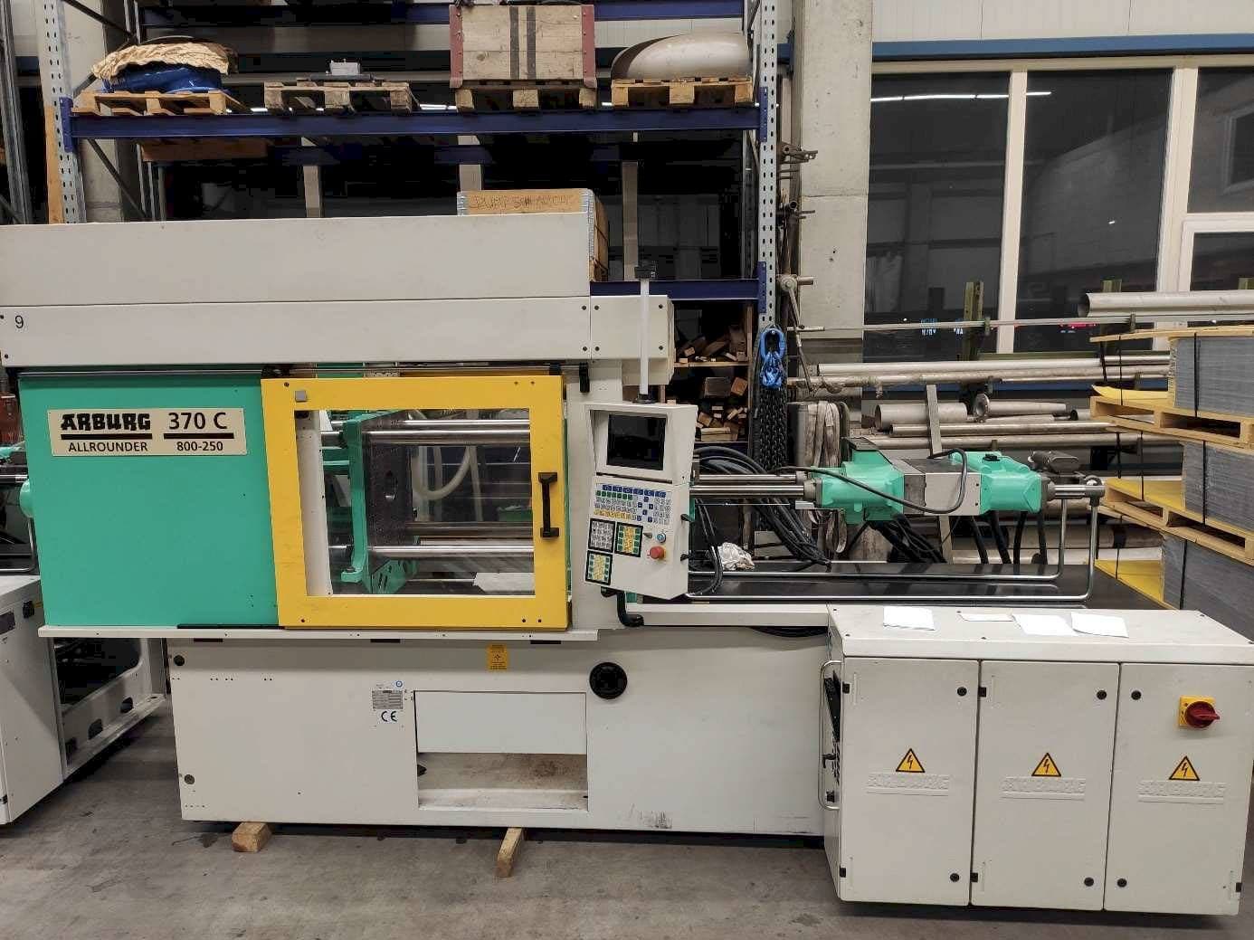 A Arburg 370C-800-250  gép elölnézete