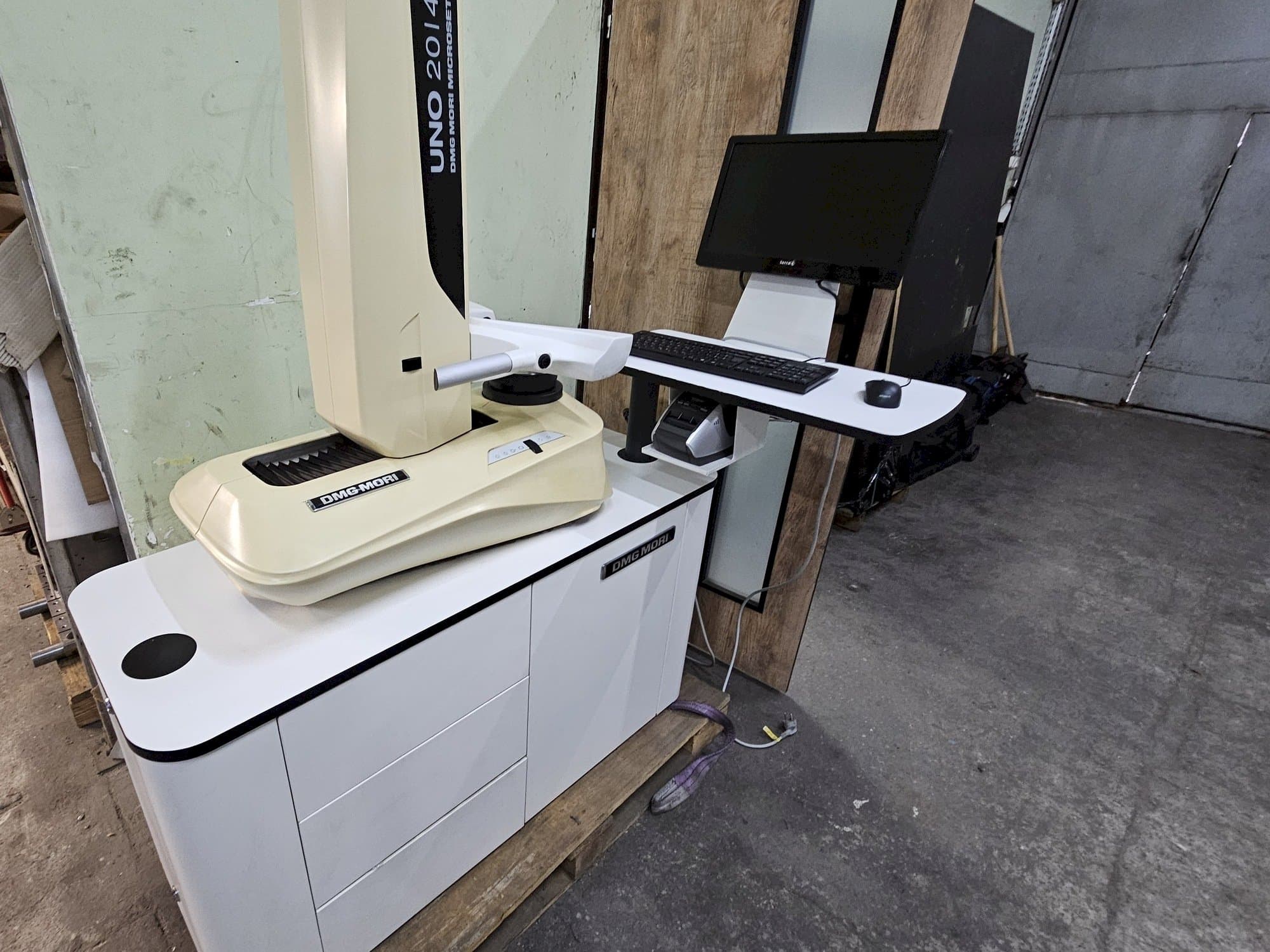 A DMG MORI UNO 20/40  gép elölnézete