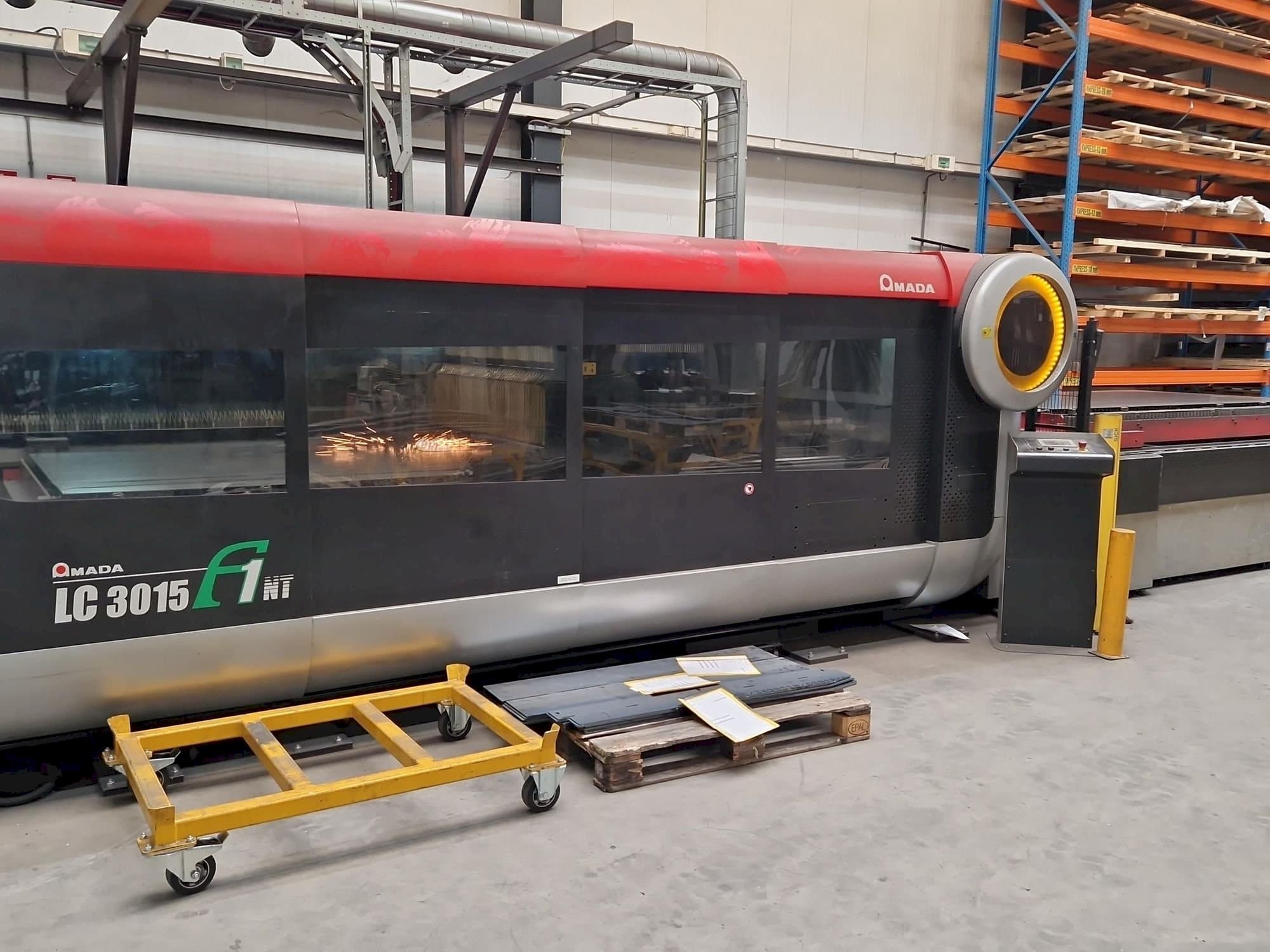 A AMADA LC3015 F1 NT  gép elölnézete