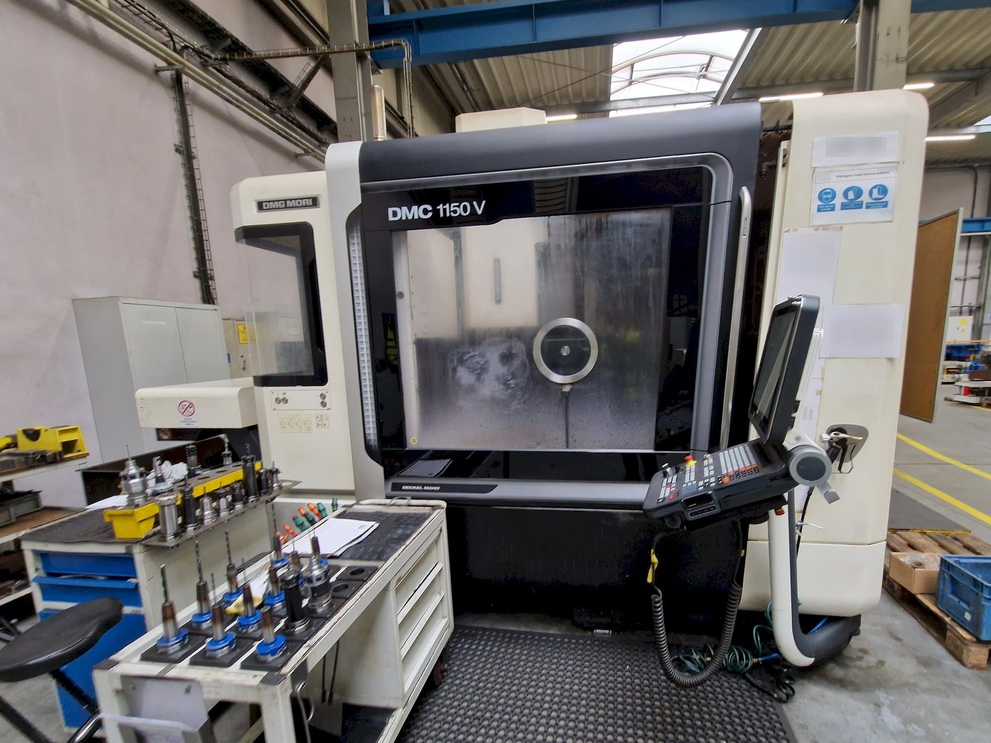 A DMG MORI DMC 1150 V  gép elölnézete