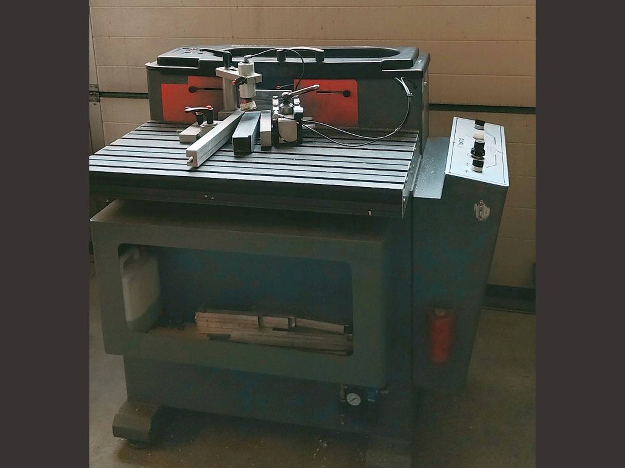 A Tekna TK661  gép oldalnézete