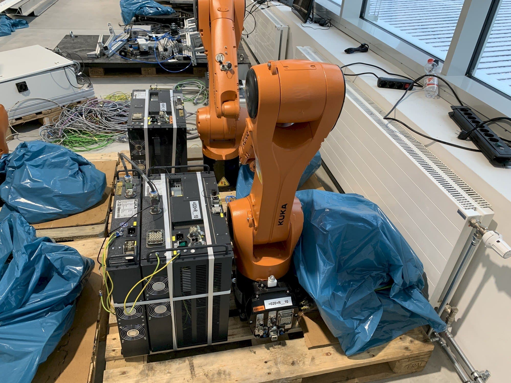 A KUKA KR10 R1100  gép elölnézete