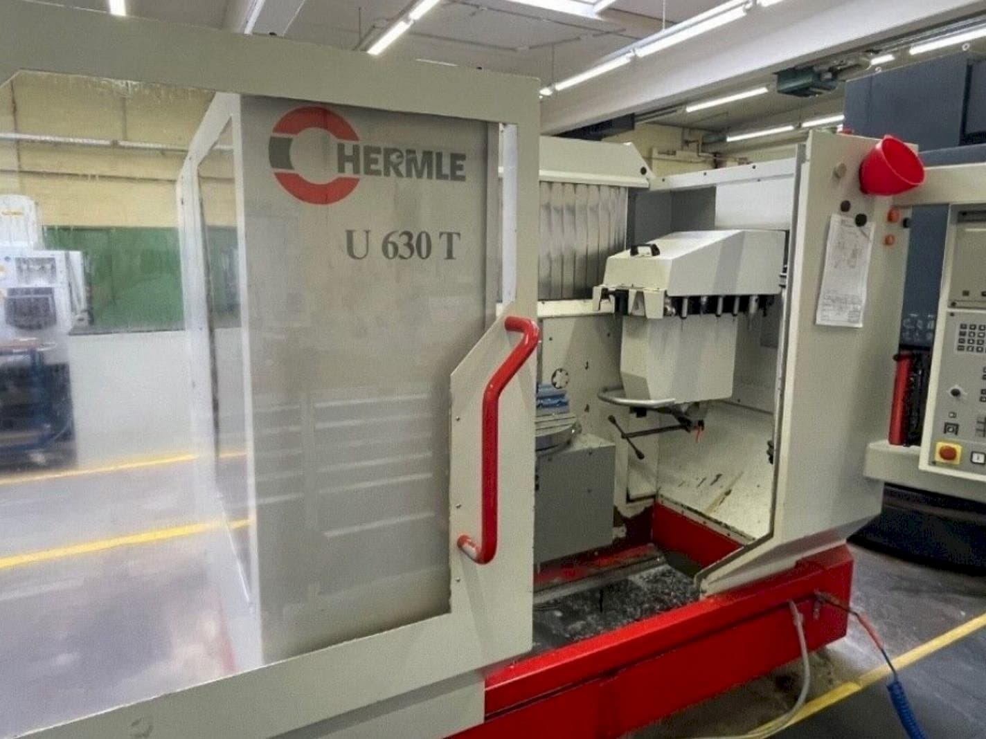 A HERMLE U630T gép elölnézete