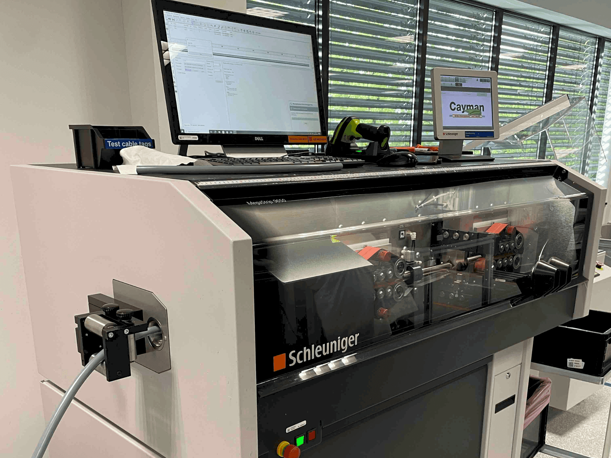 A Schleuniger MegaStrip 9650  gép elölnézete