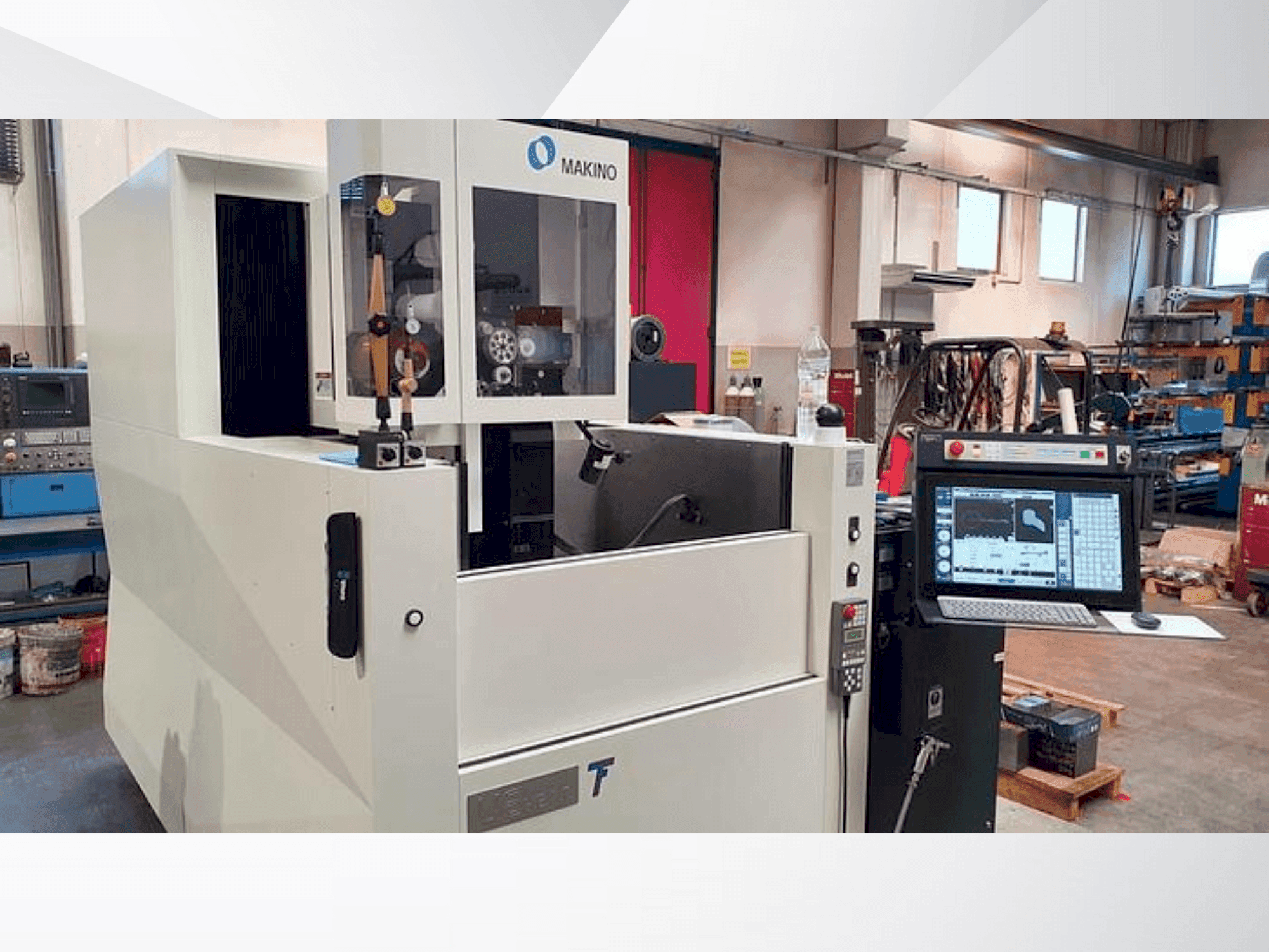 A Makino U6 HEAT  gép elölnézete