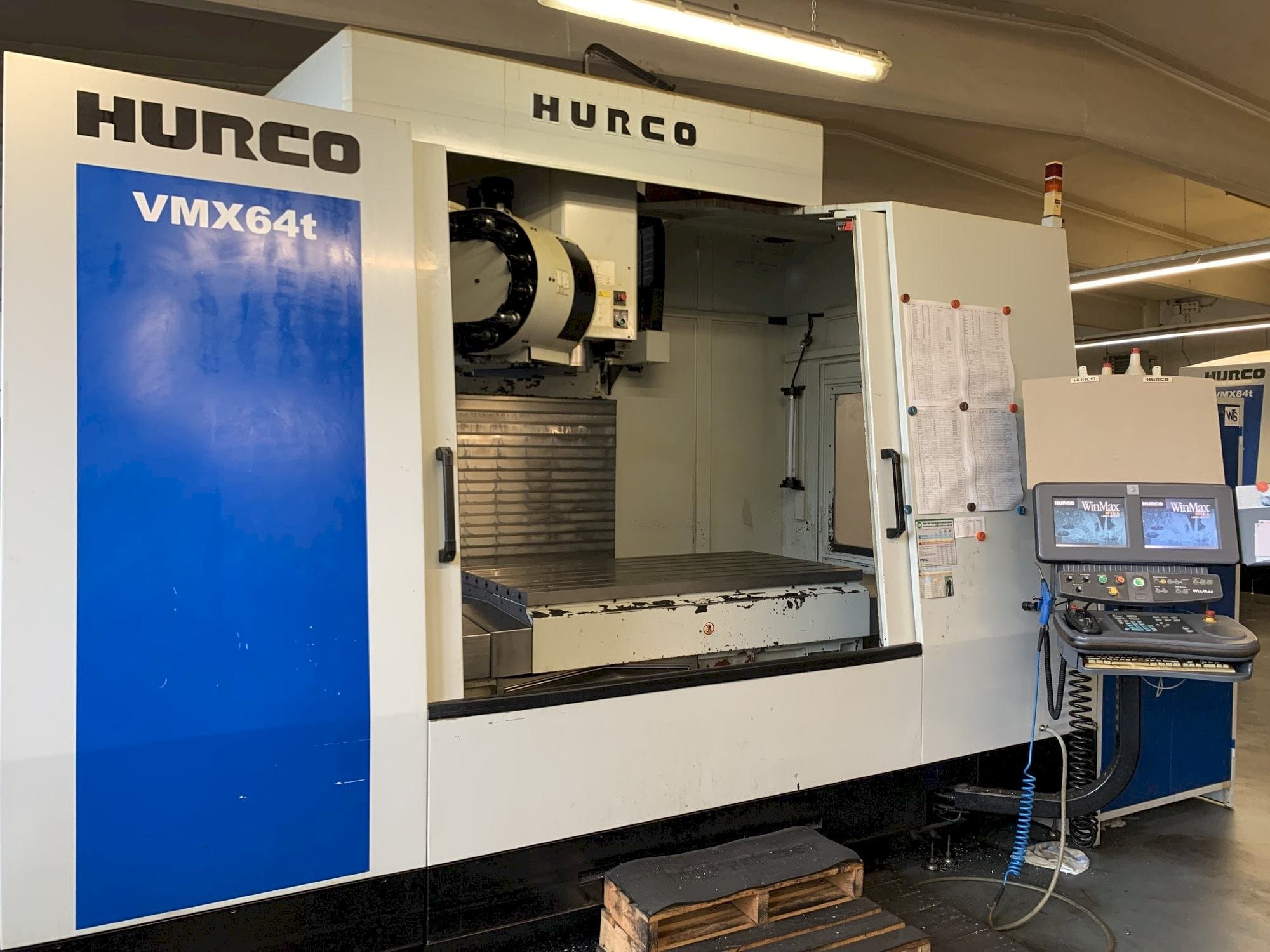 A Hurco VMX 64 T  gép elölnézete