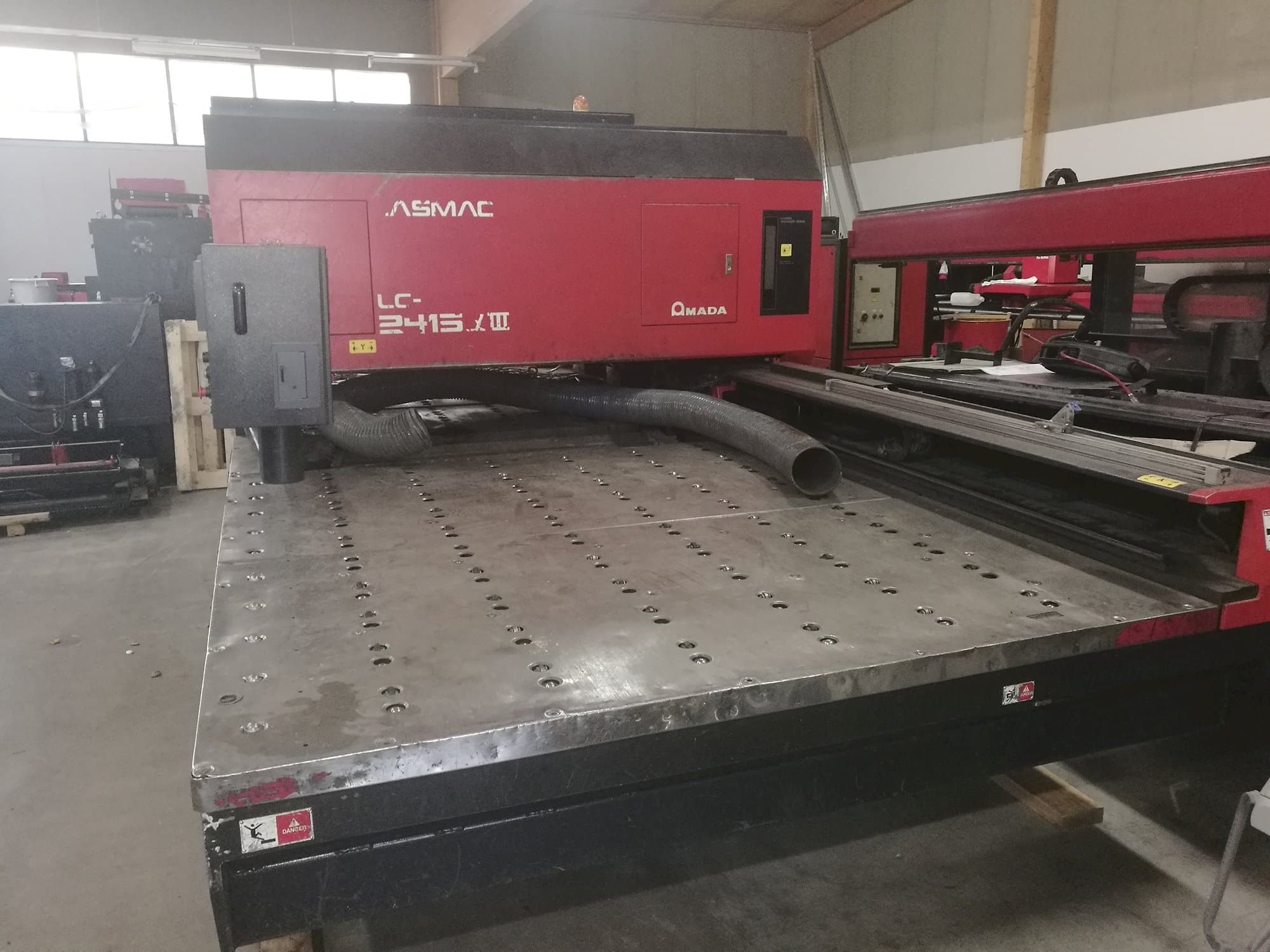 A AMADA LC 2415 α3  gép elölnézete