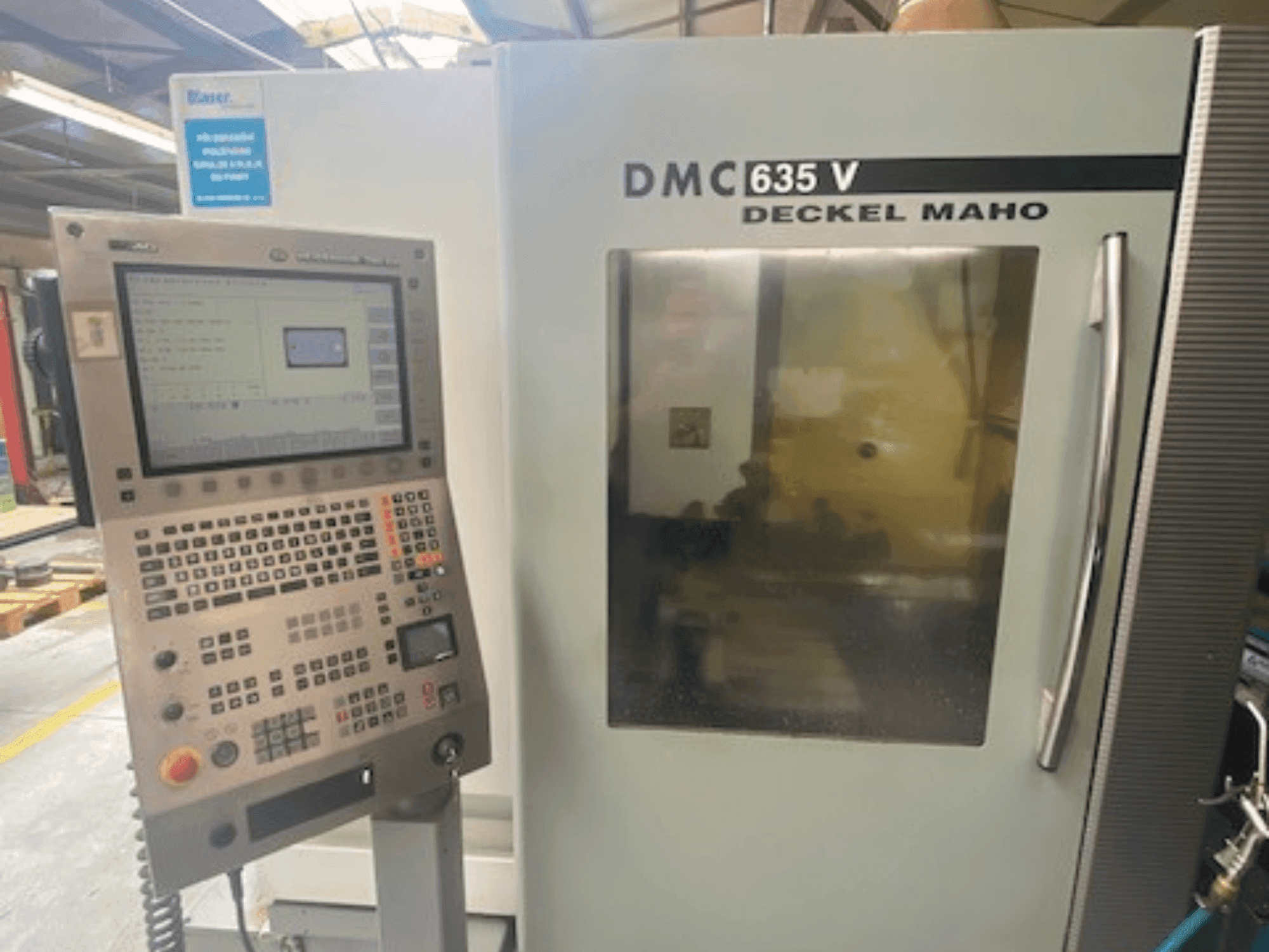 A DMG DECKEL MAHO DMC 635V  gép elölnézete