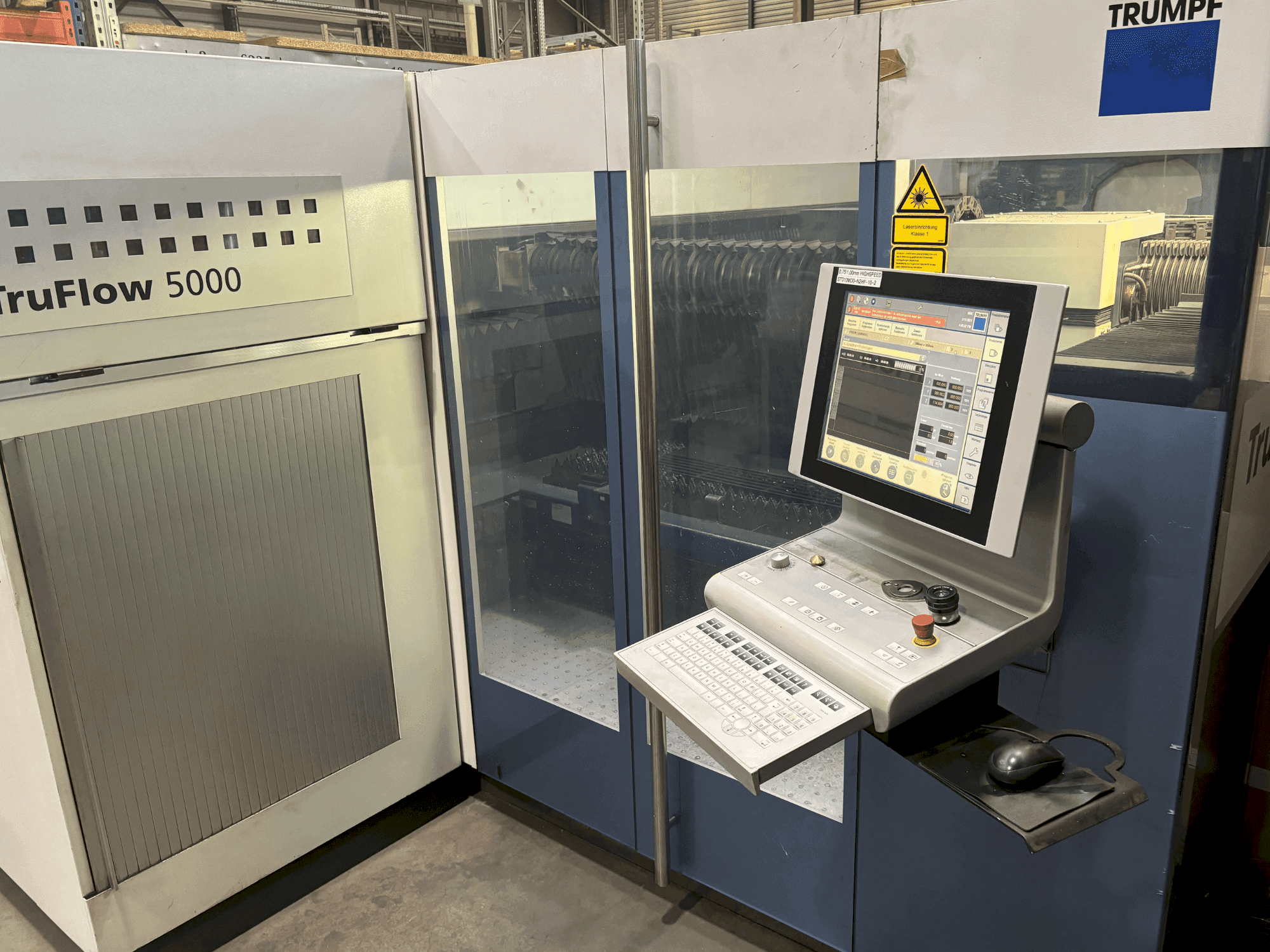 A TRUMPF TruLaser 3030  gép elölnézete