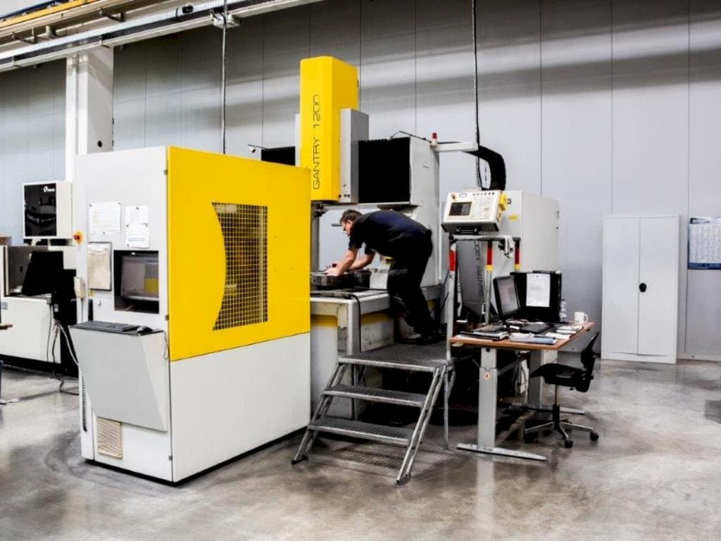 A OPS-INGERSOLL Gantry 1200  gép elölnézete