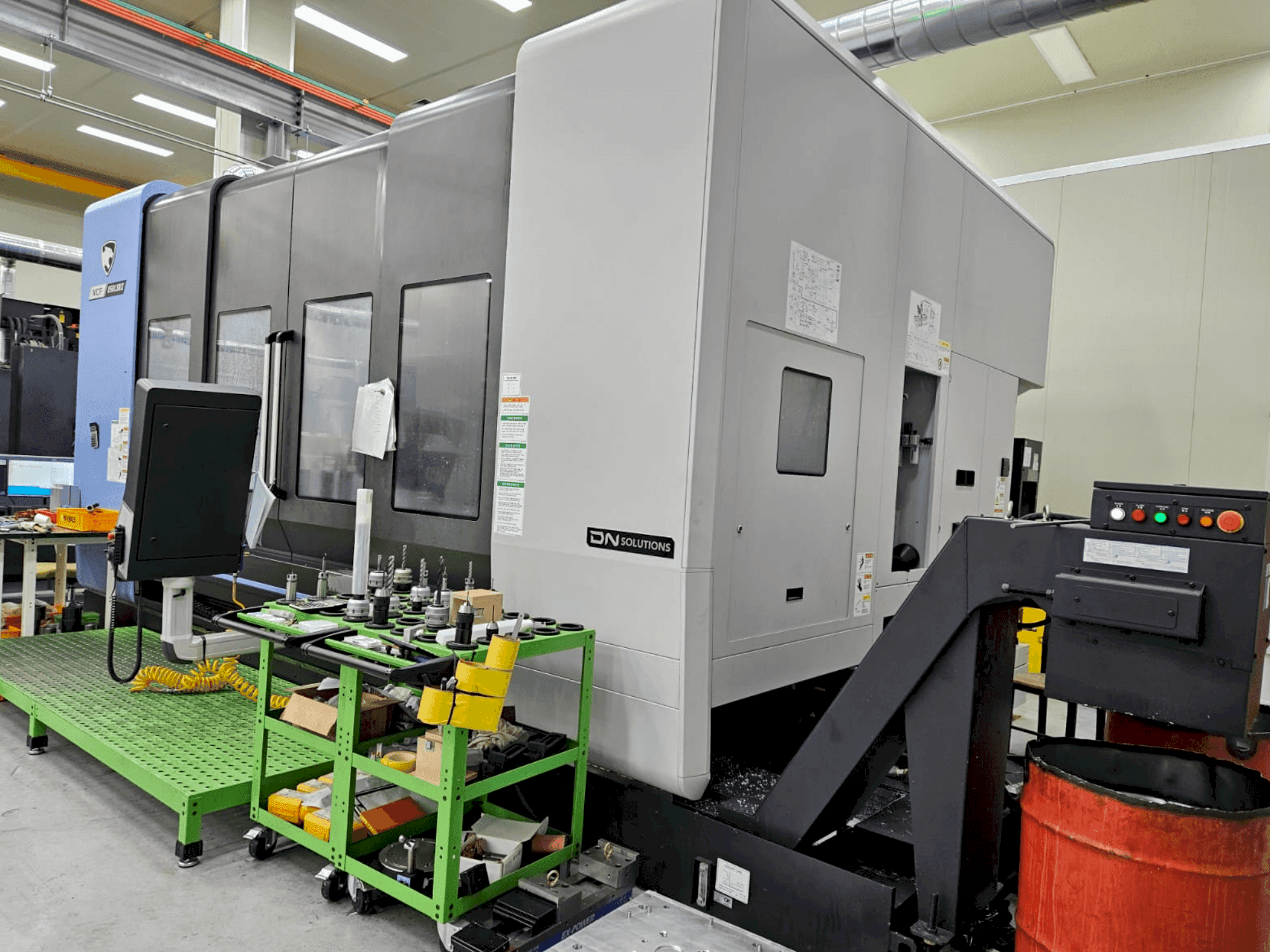 A DN SOLUTIONS VCF 850LSRII  gép elölnézete